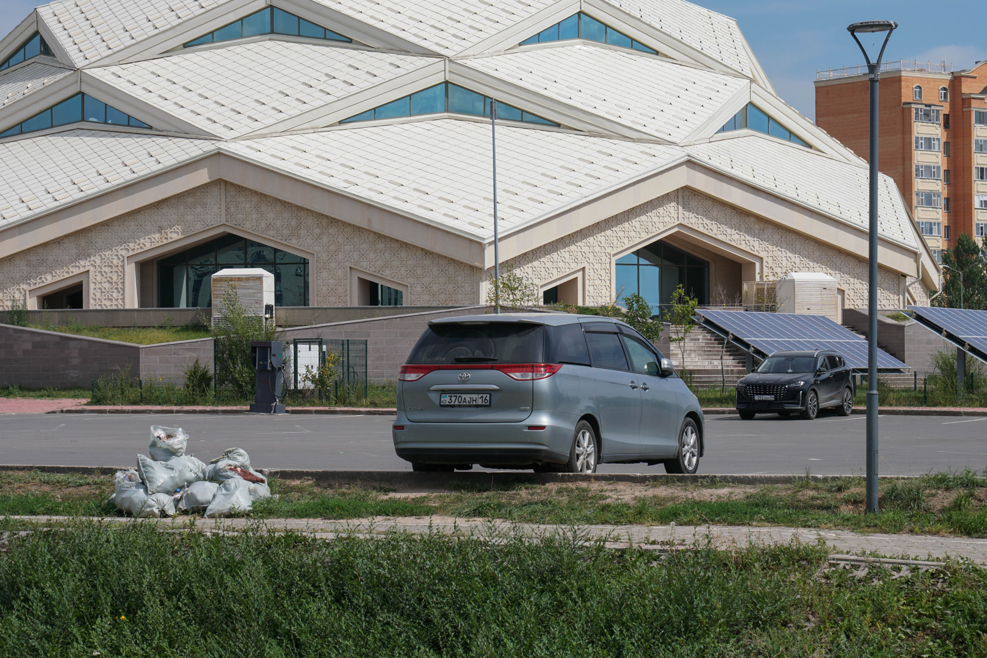 Пакеты с мусором на фоне экомечети, Астана 