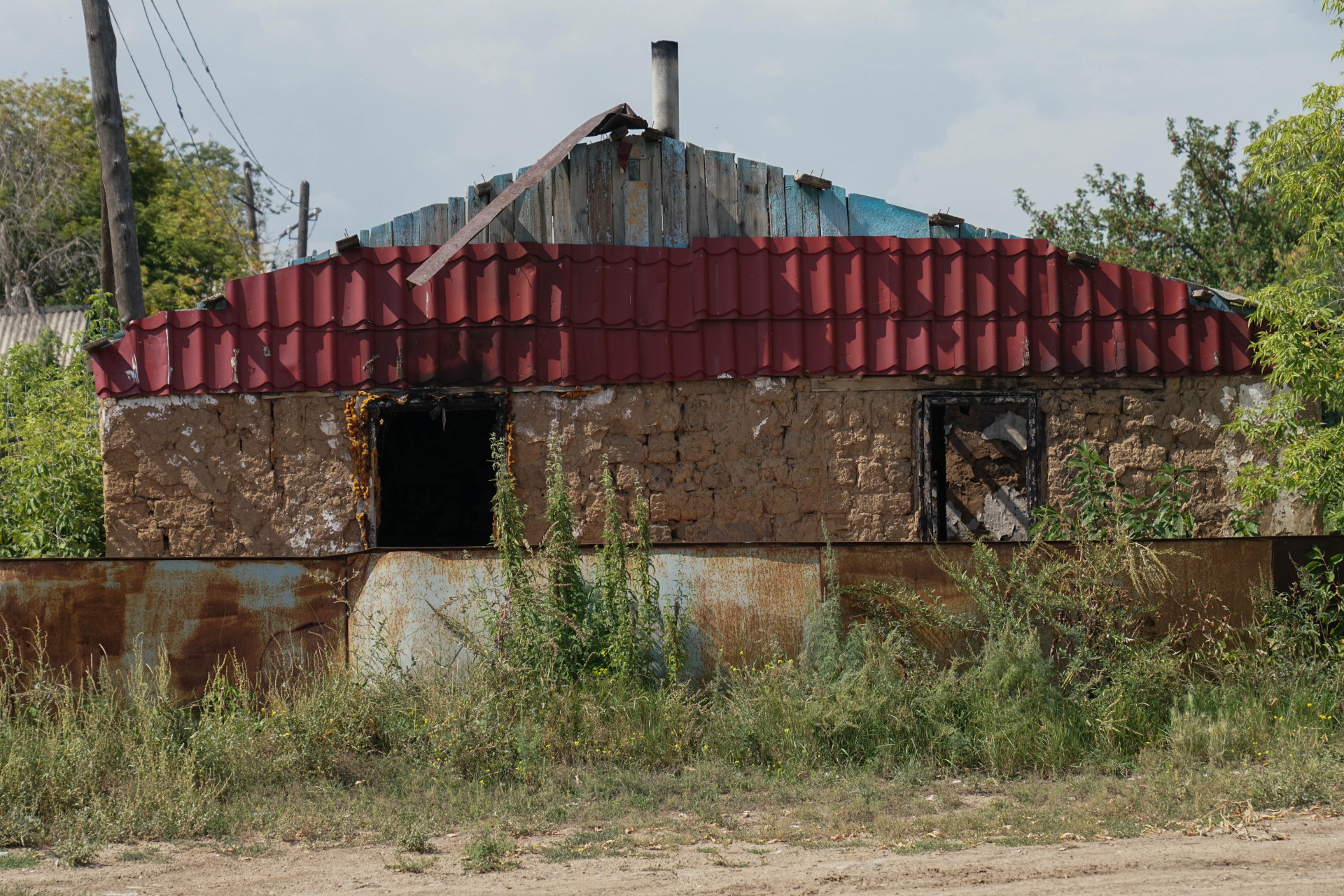 Саманный полуразрушенный домик, остров "Тайвань", Астана