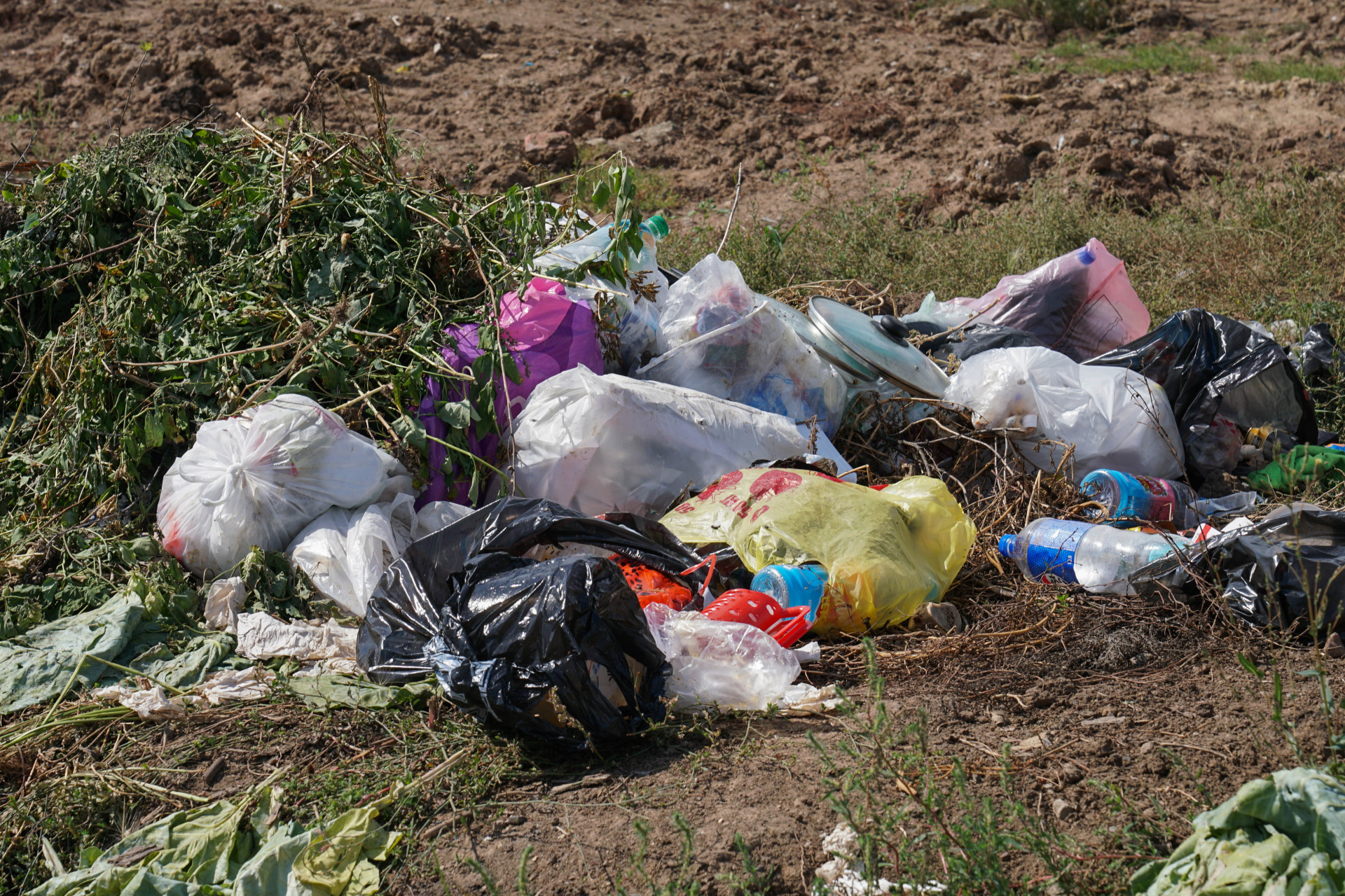 Мусор крупным планом на улице в дачном массиве, остров "Тайвань", Астана 