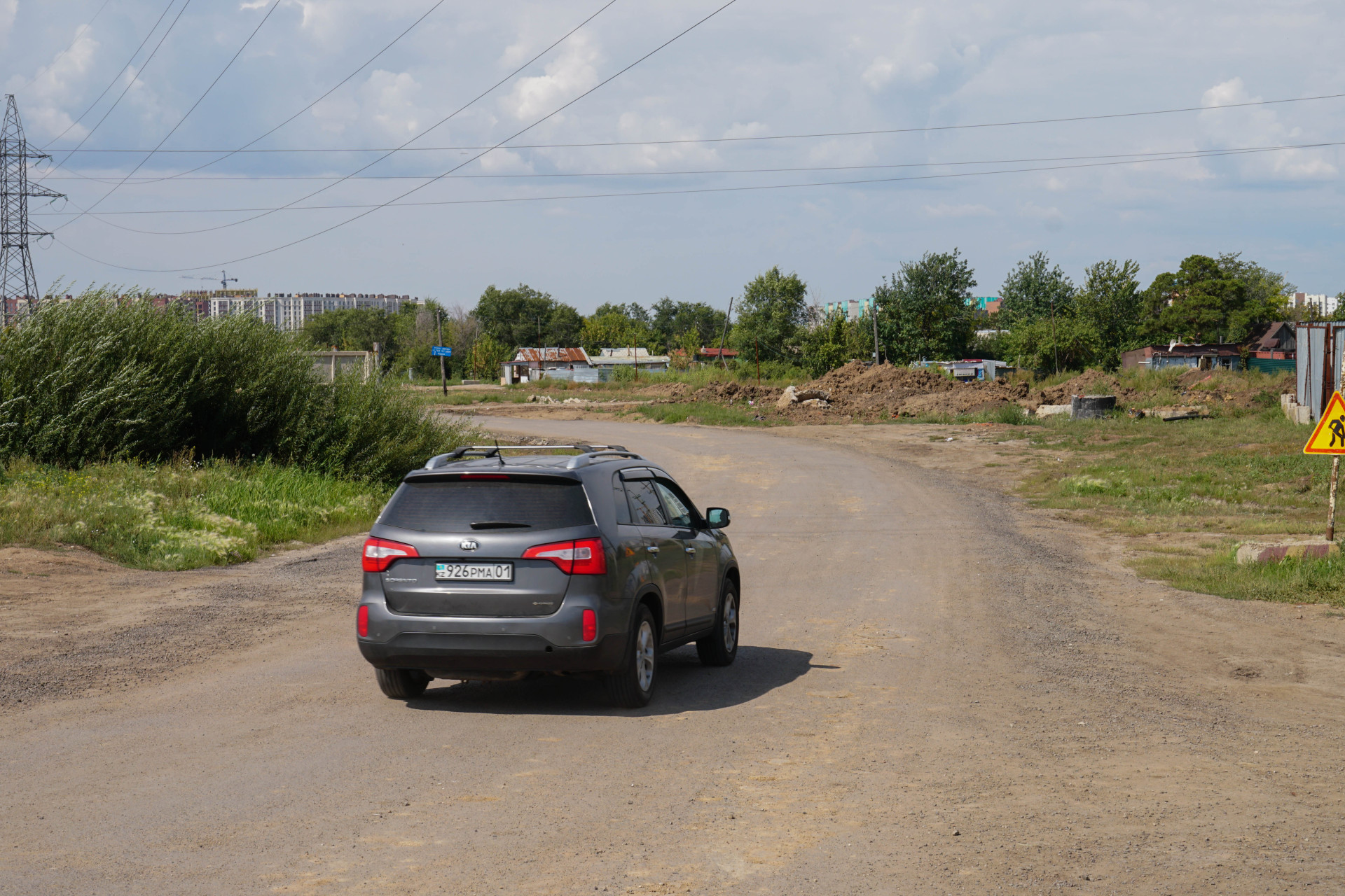 Машина едет по дороге на остров "Тайвань", Астана 