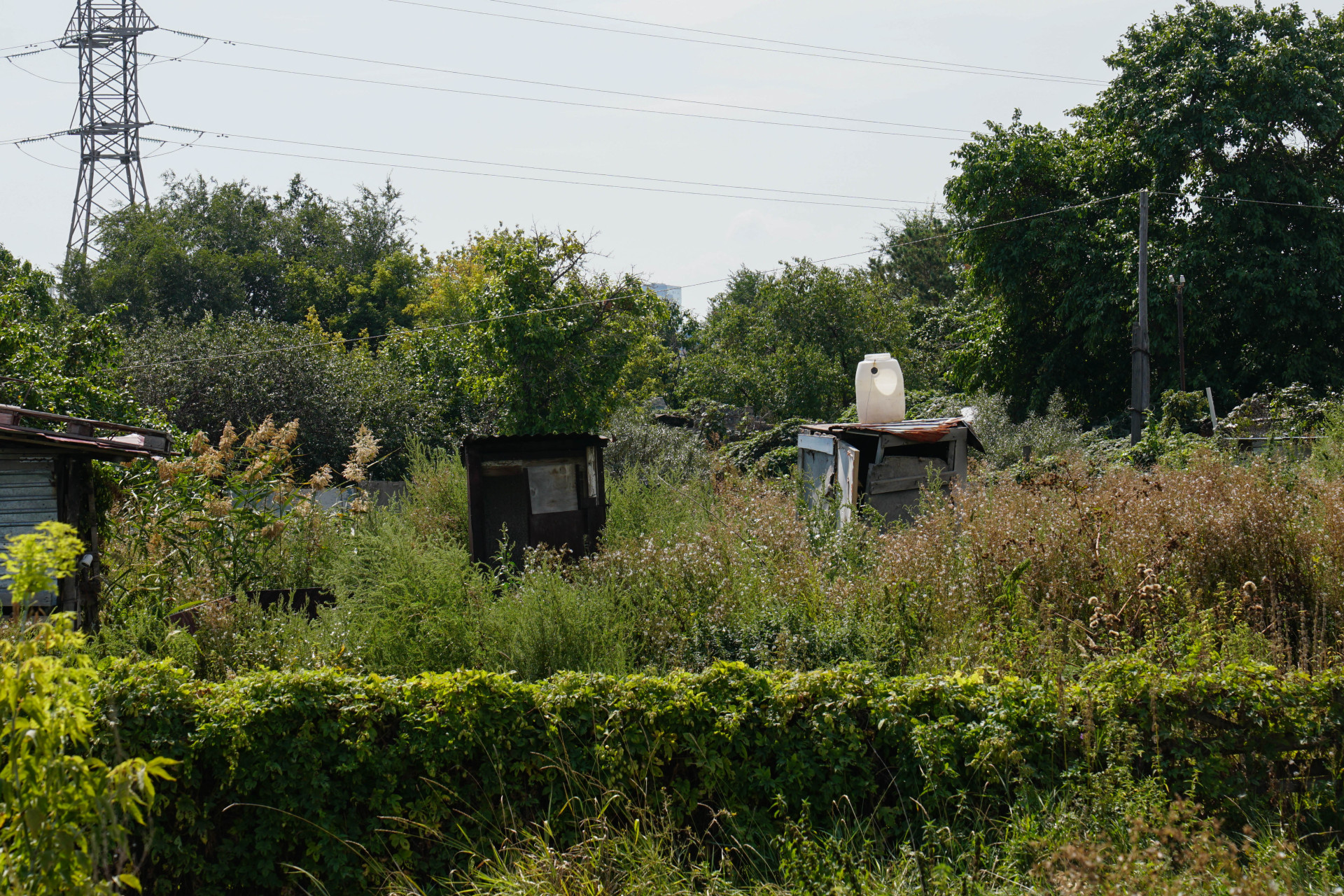 Уличные туалет и душ в дачном массиве, остров "Тайвань", Астана 