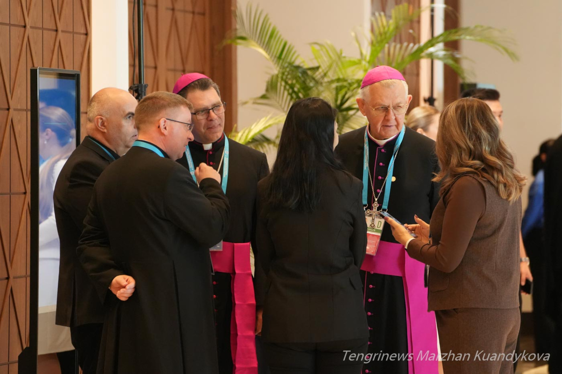 священники