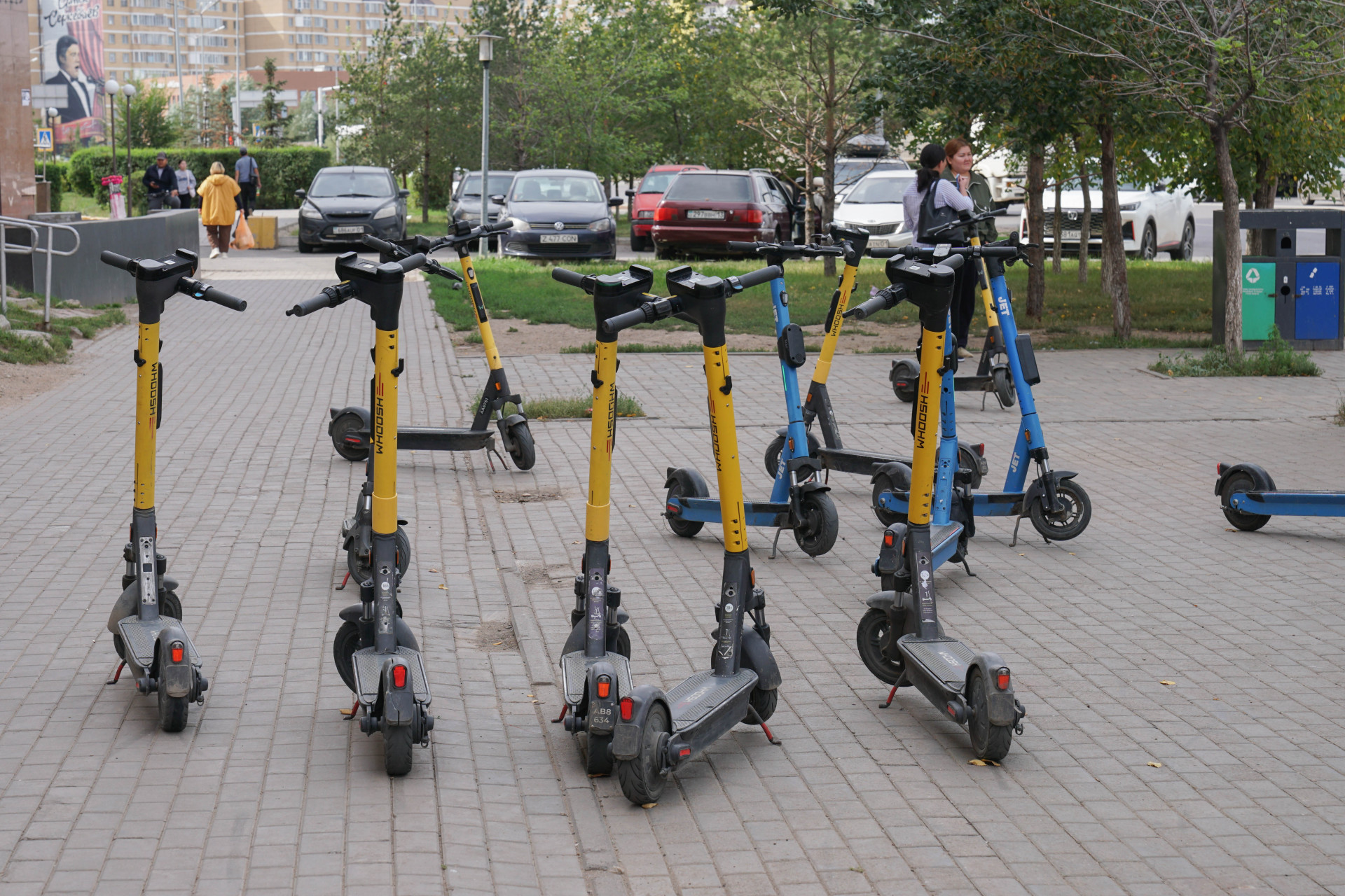 Брошенные на тротуаре самокаты, Астана