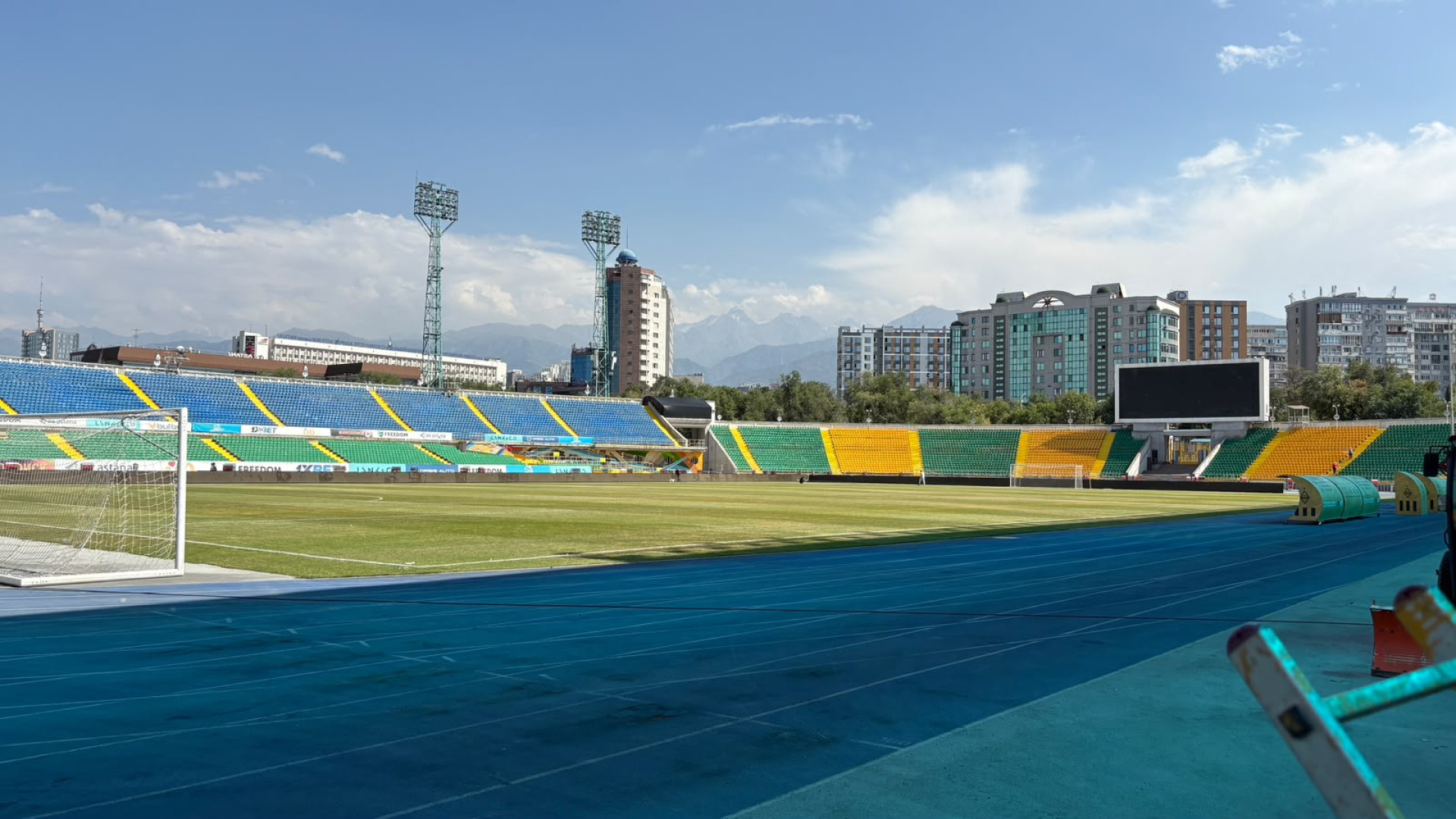 Футбольное поле Центрального стадиона Алматы после концерта Канье Уэста