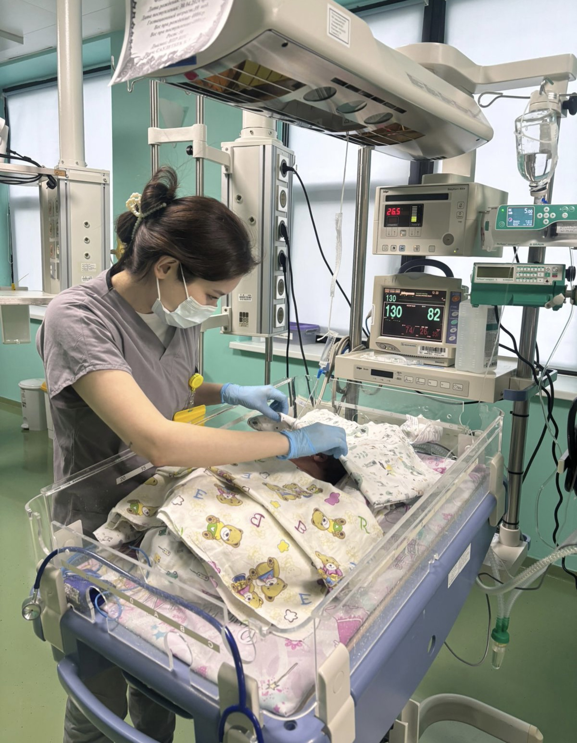 Врач-генетик Жанна Гончарук в лаборатории Национального центра материнства и детства