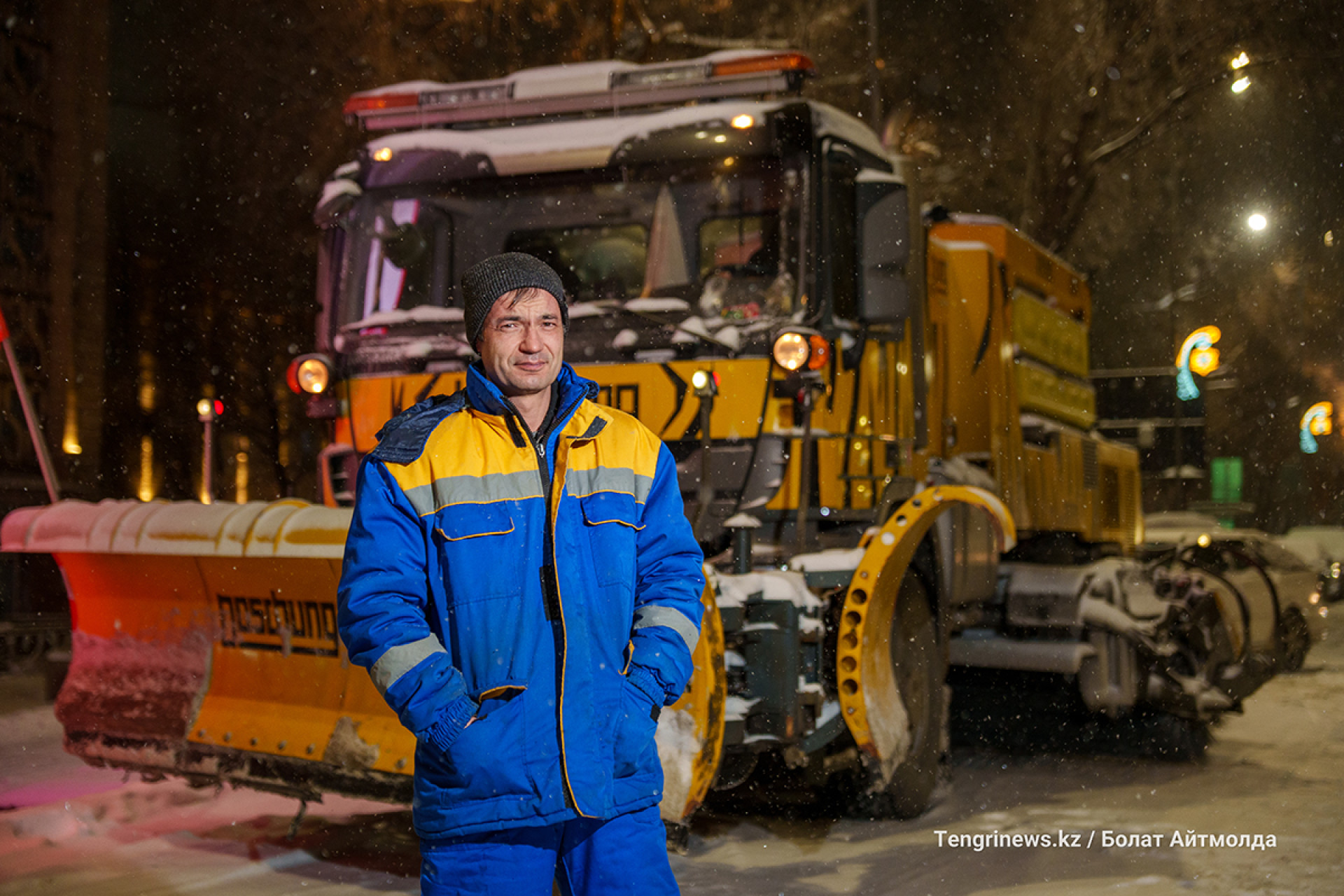 Юрий Чуманов, водитель спецтехники, на фоне снегоуборочной машины