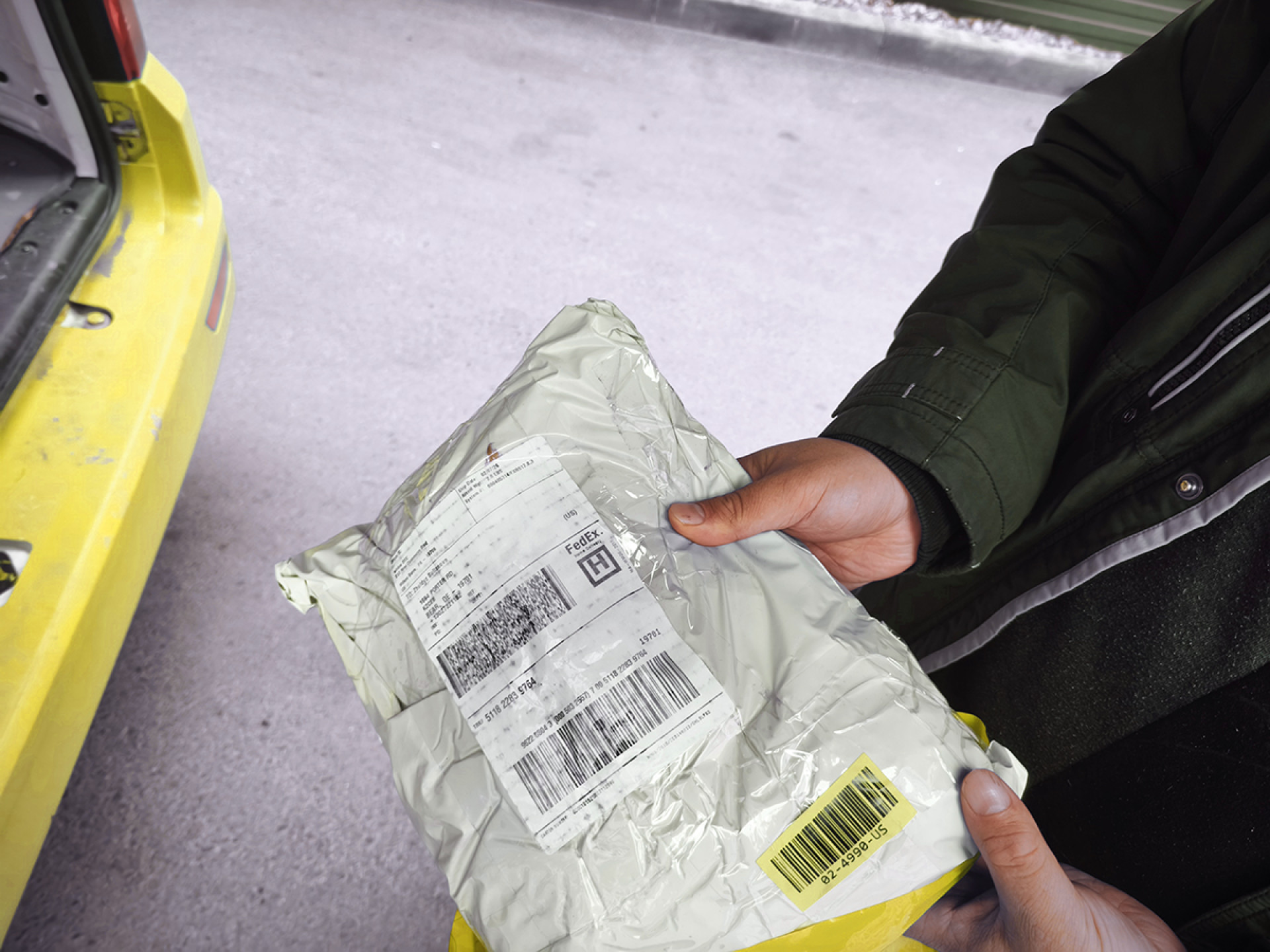 курьер с посылкой