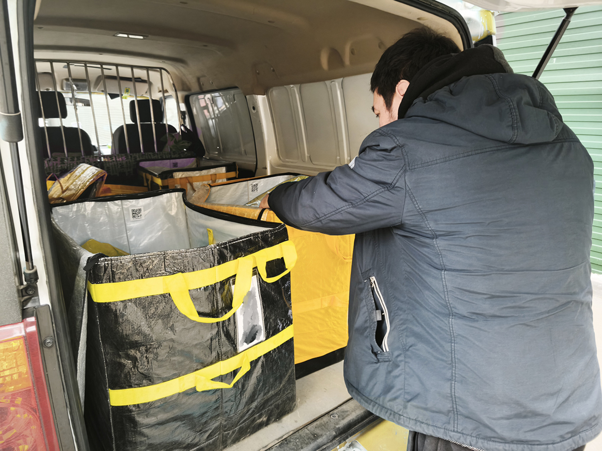 курьер ищет посылку