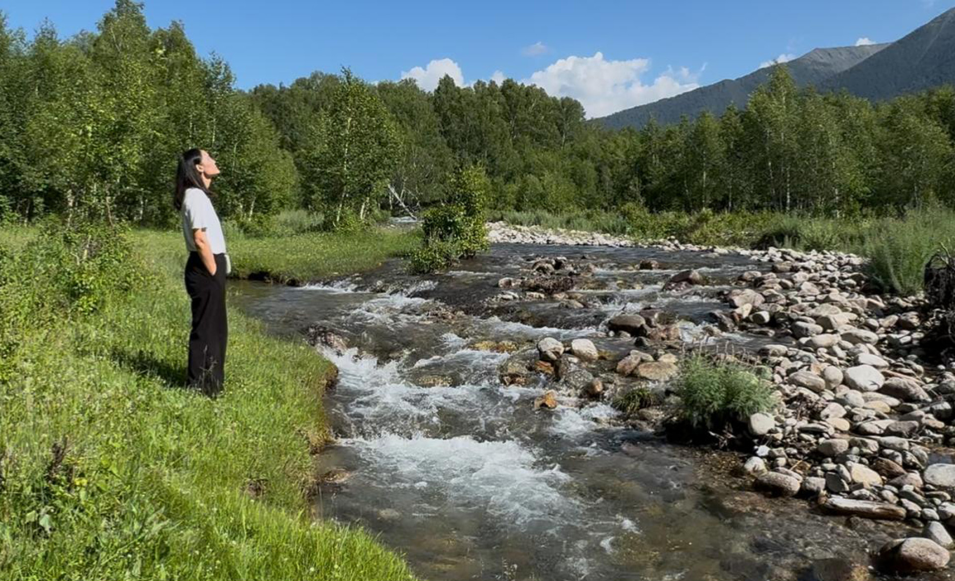Айнур на берегу реки в Катон-Карагае
