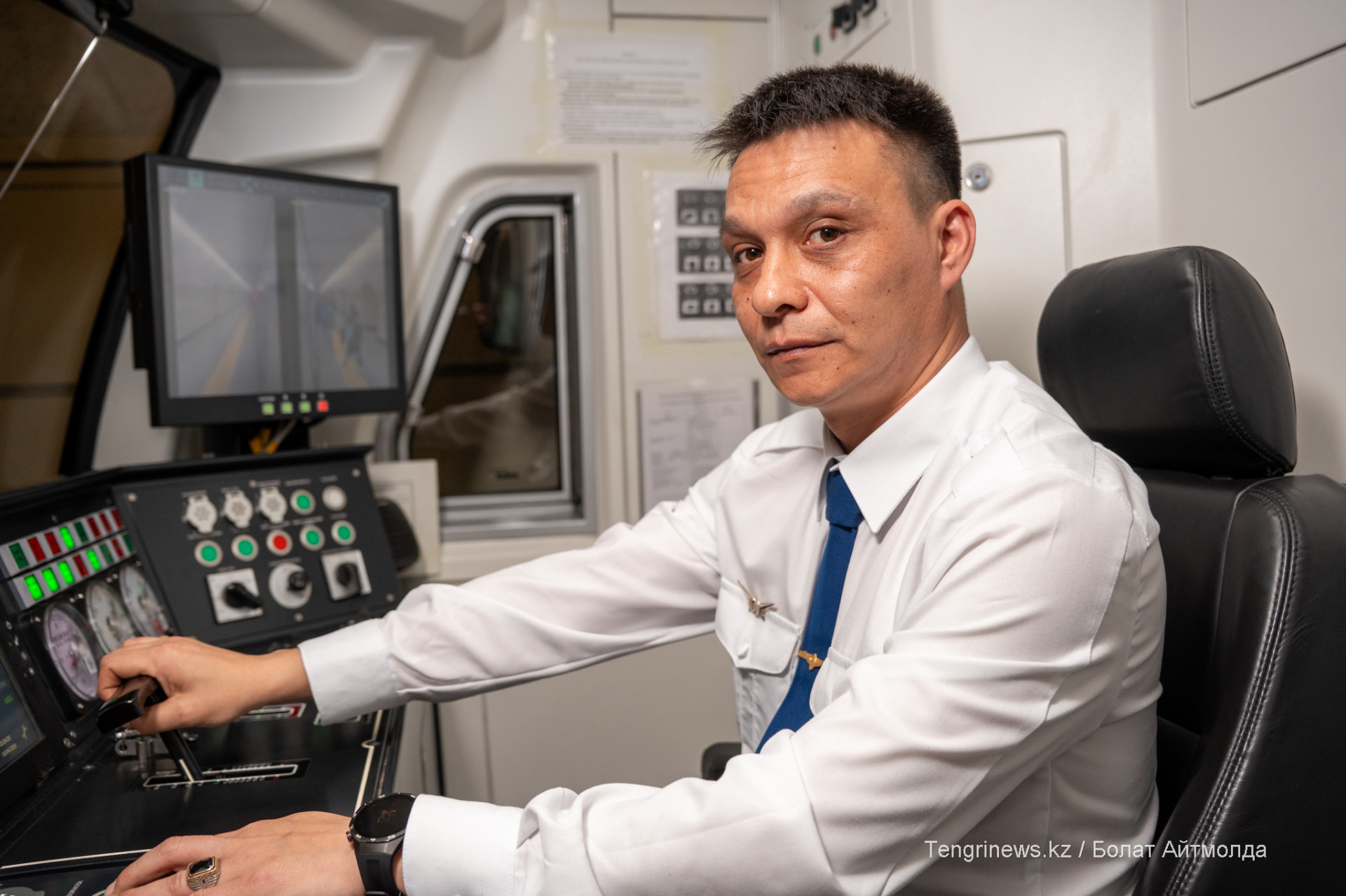 машинист метро в кабине