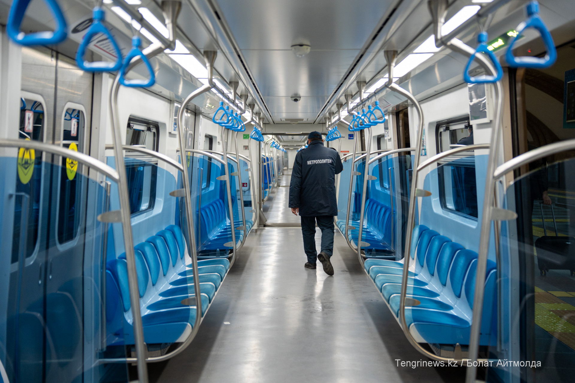 пустой вагон метро