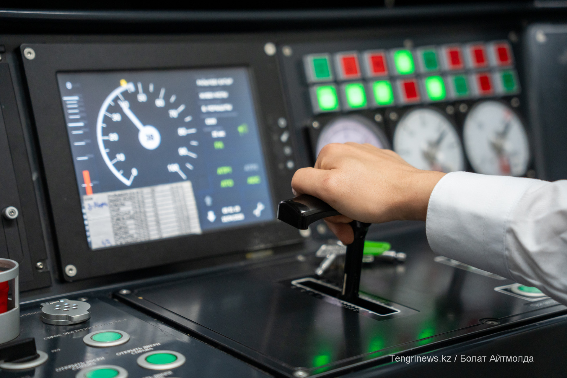 панель управления в вагоне метро