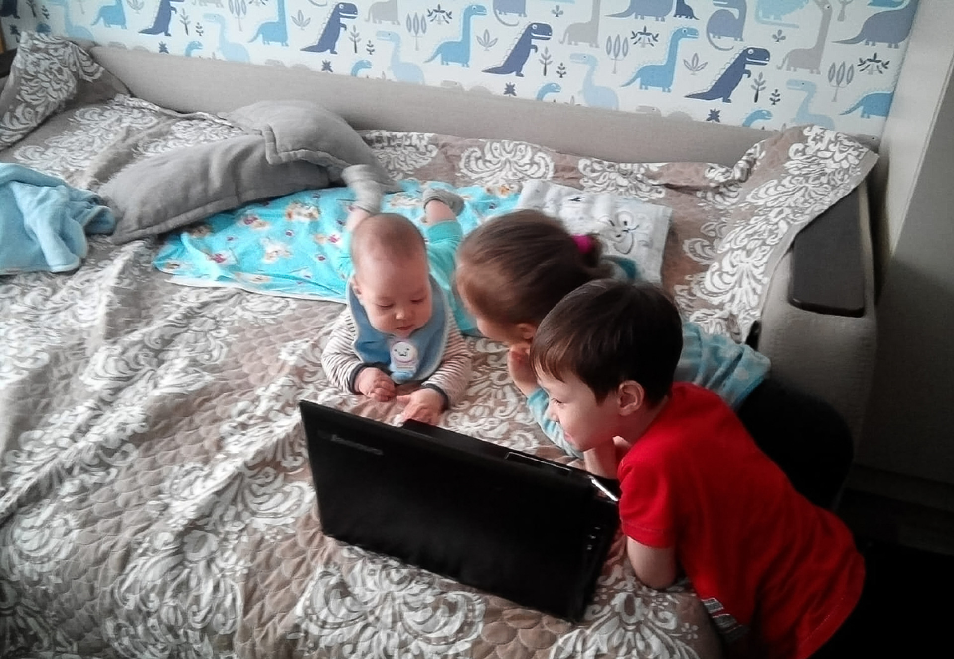 дети перед ноутбуком