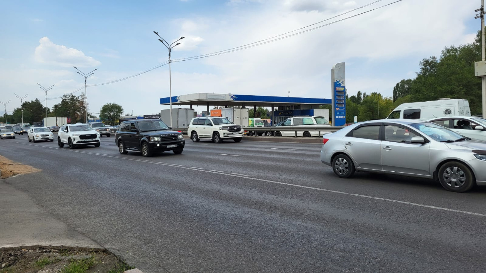 поток машин по улице Райымбек батыра