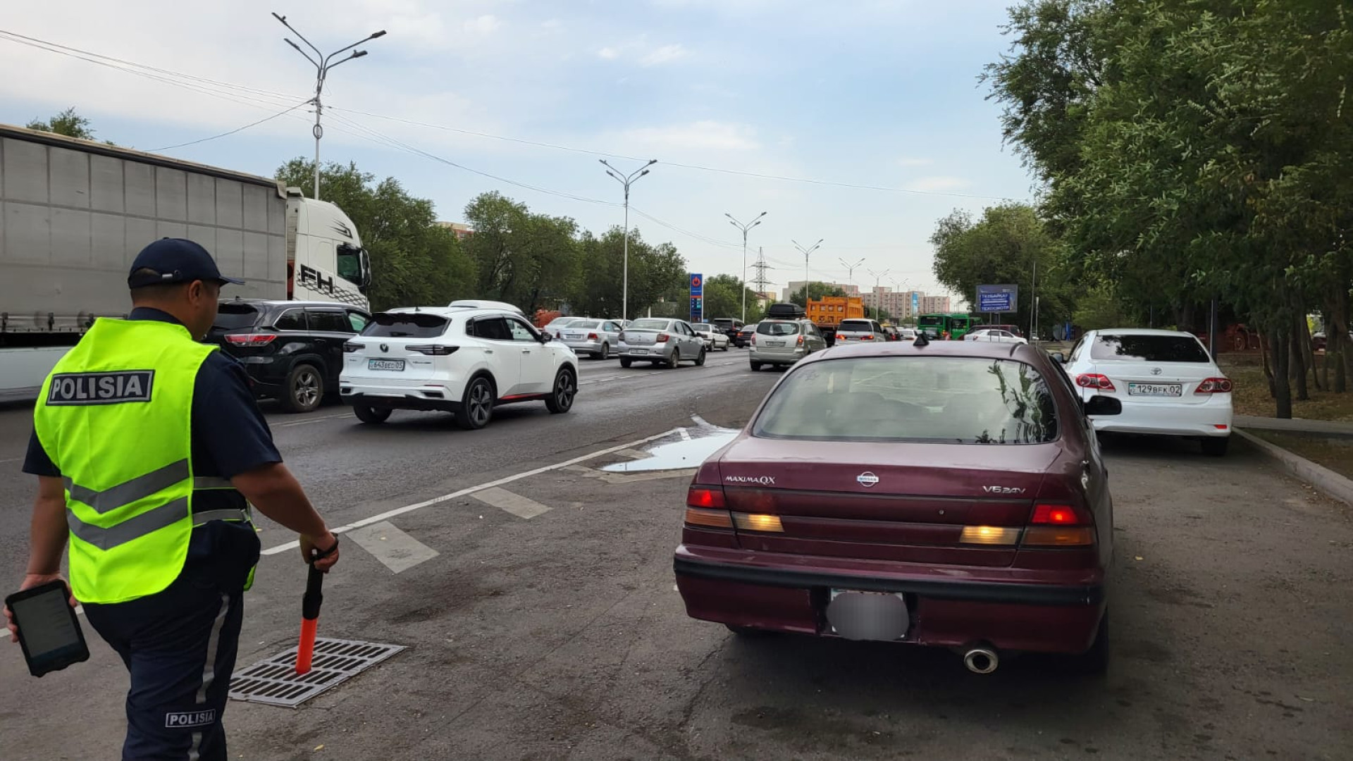 Сотрудник полиции проверяет автомобиль на экопосте