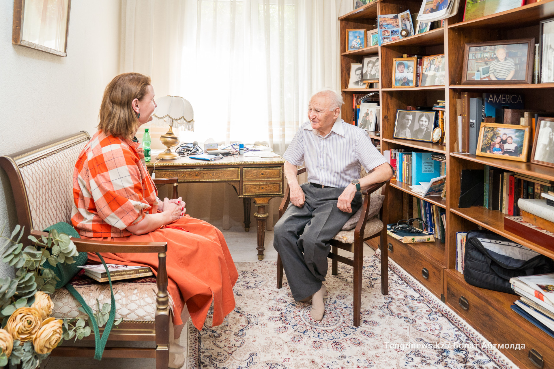 Журналист Оксана Акулова беседует с Михаилом Ефимовичем Зельцером. Фото ©️ Tengrinews.kz / Болат Айтмолда