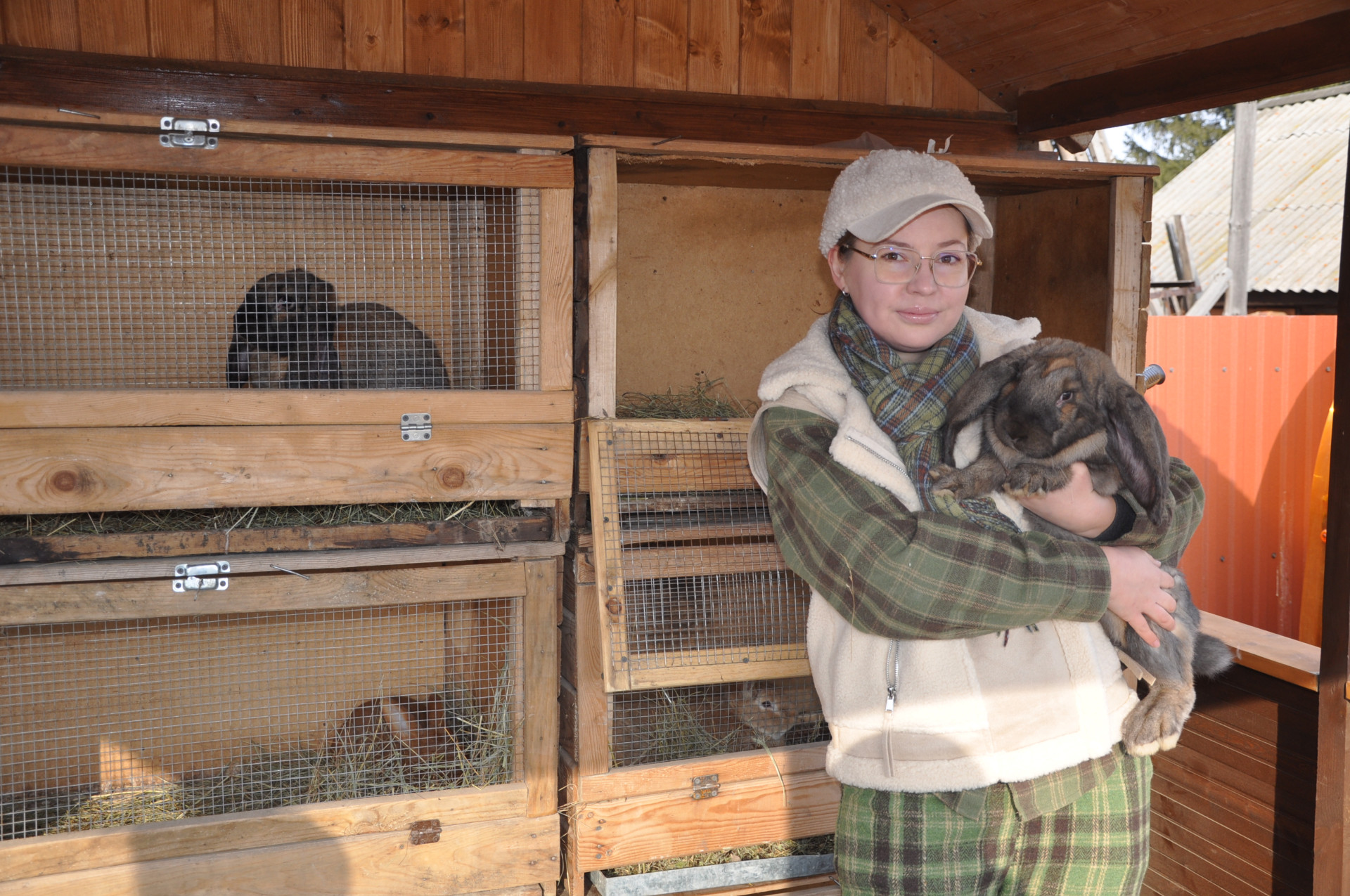 Ирина Фишбух с кроликом на руках