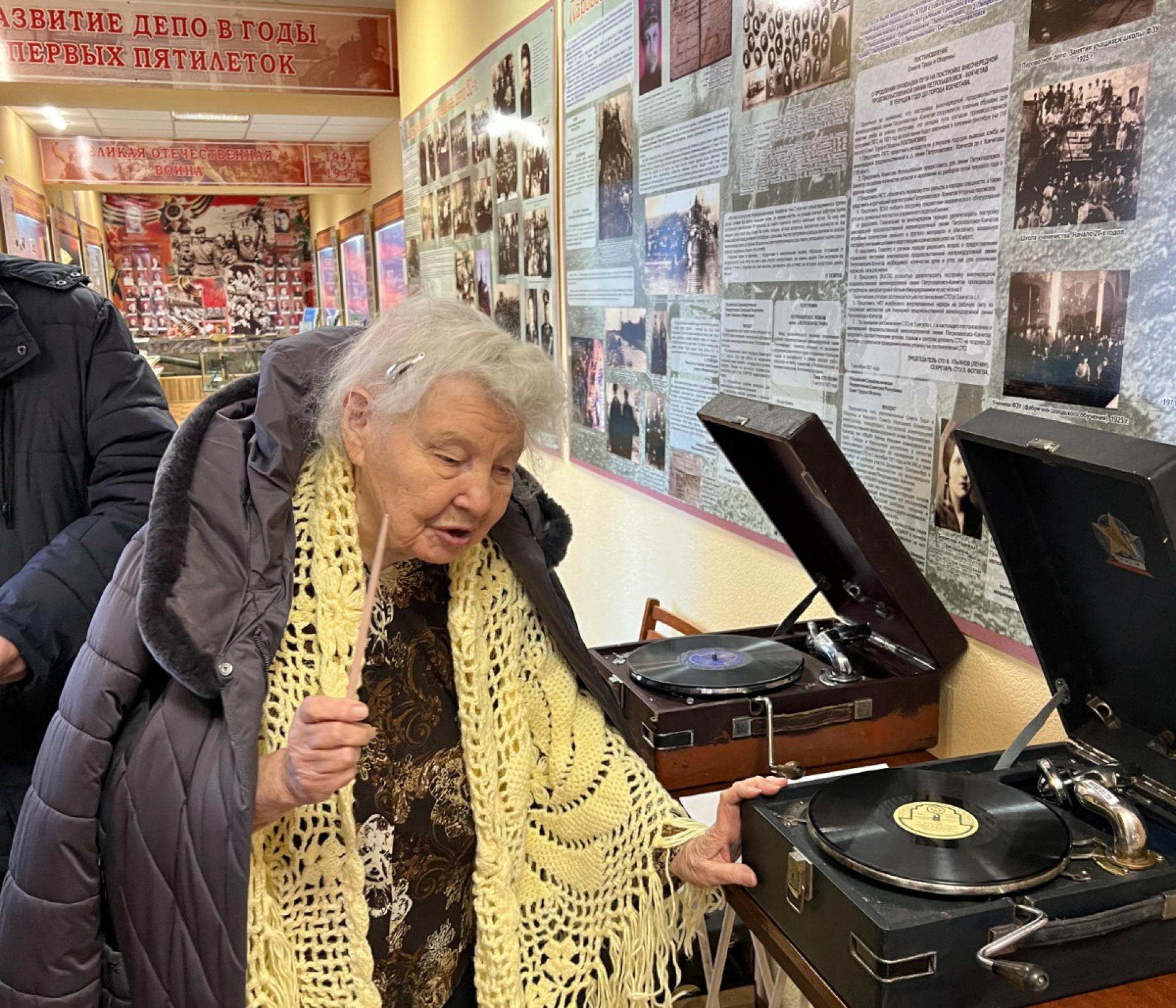 Любовь Горшкова, экскурсовод, показывает проигрыватели