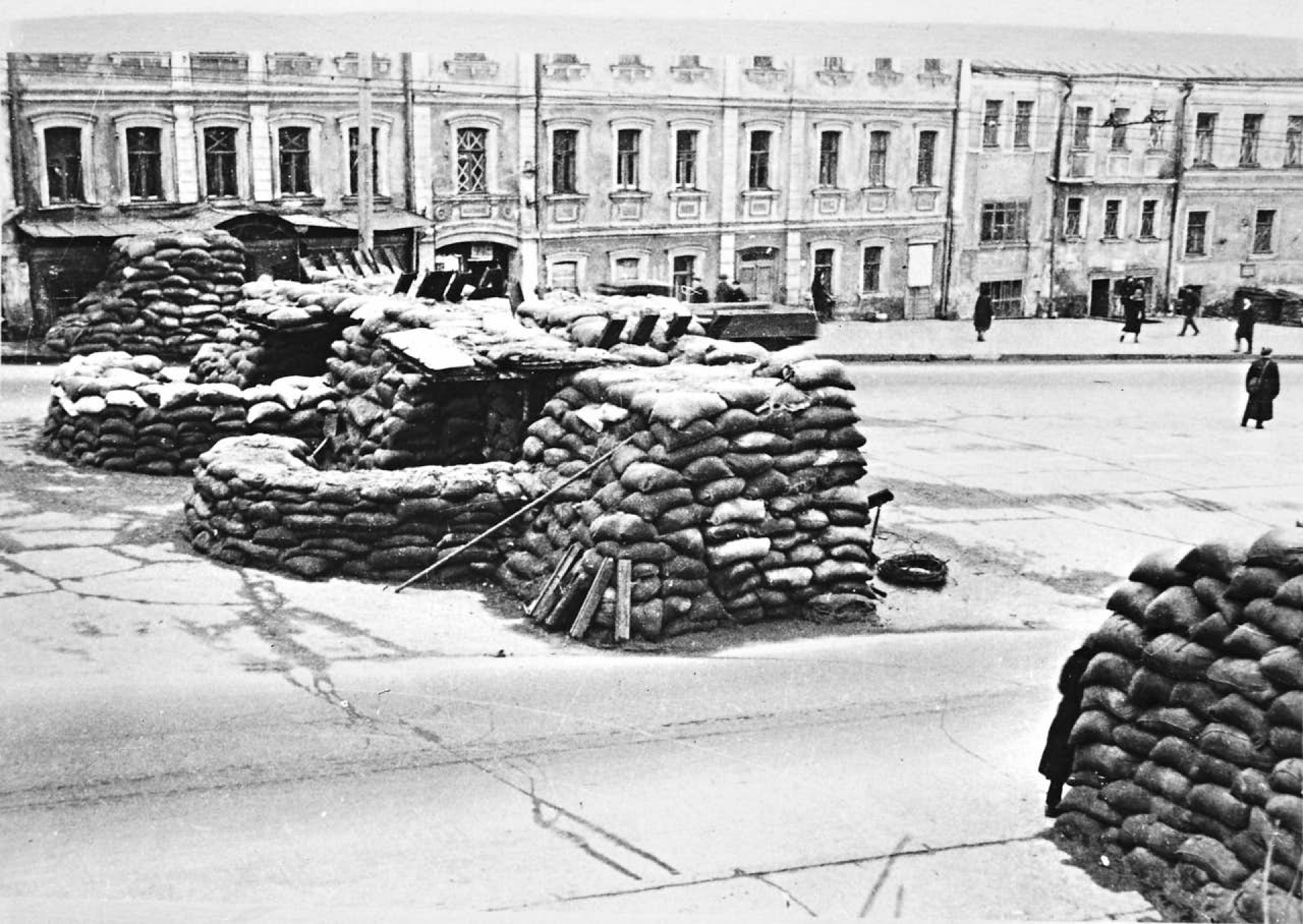 Вдовенко Б. Е. Баррикада, воздвигнутая на Смоленской площади в Москве, СССР, 30 октября 1941 года