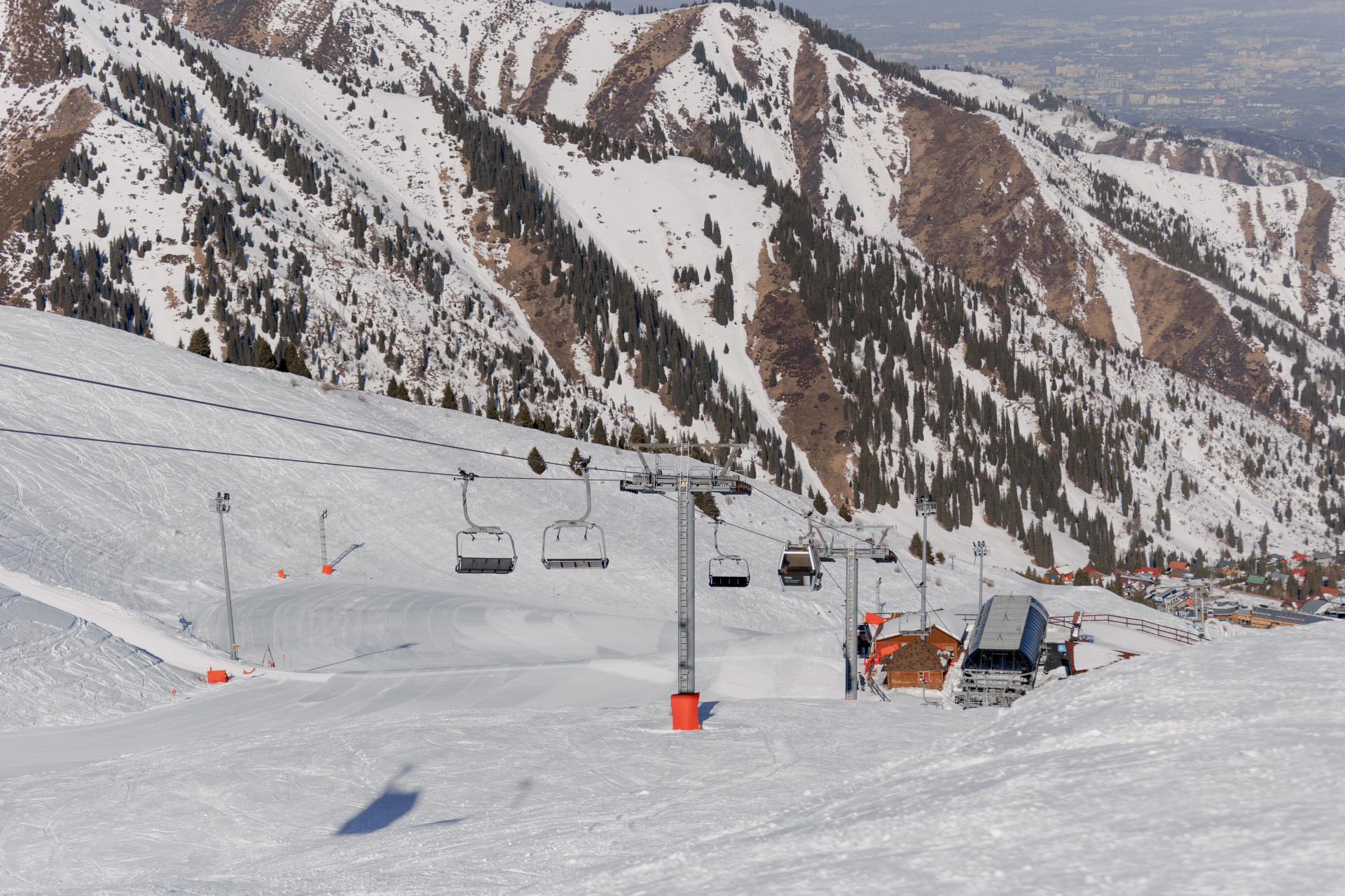 Шамбулак, канатная дорога, вид на горы и Алматы