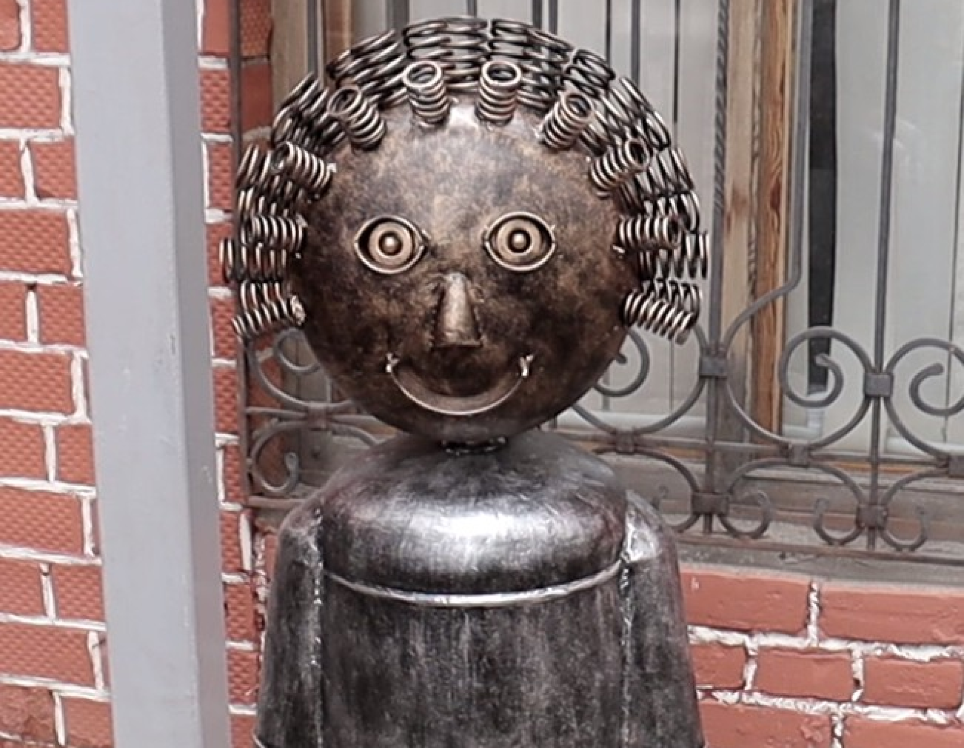 Скульптура девочки из металлолома. Автор: Тимур Кенжибаев 