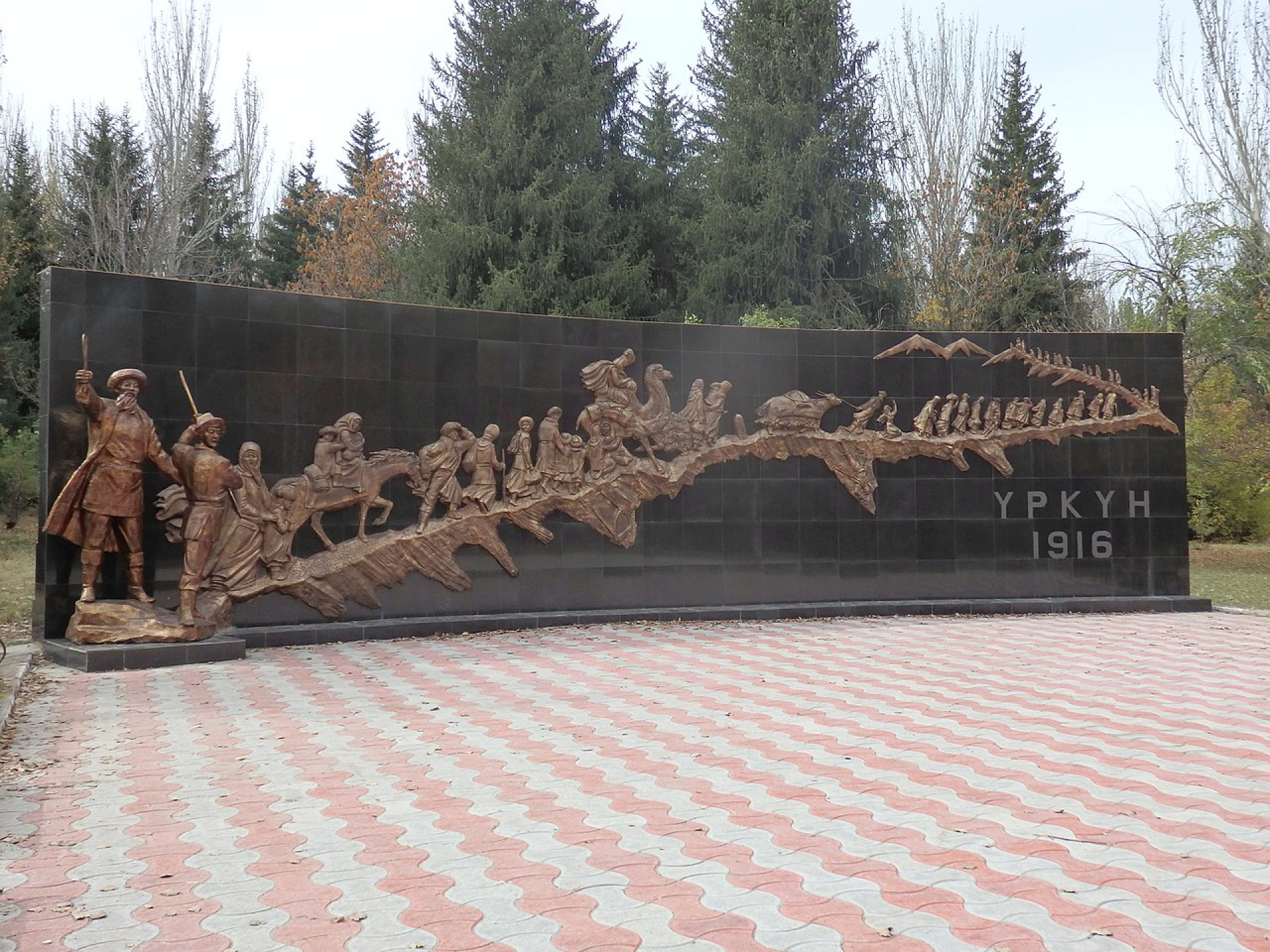Памятник "Үркүн" посвящён событиям 1916 года, Каракол, Кыргызстан