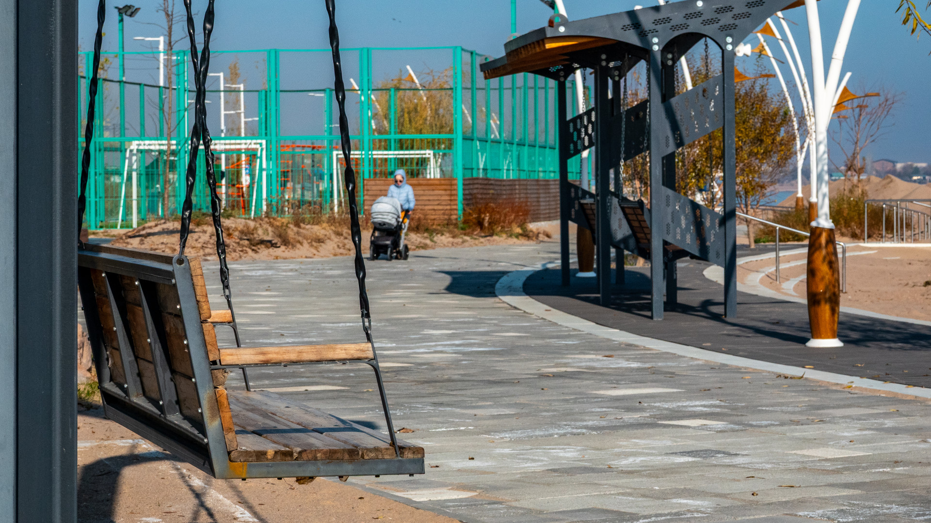 Детская площадка во дворе в Конаев