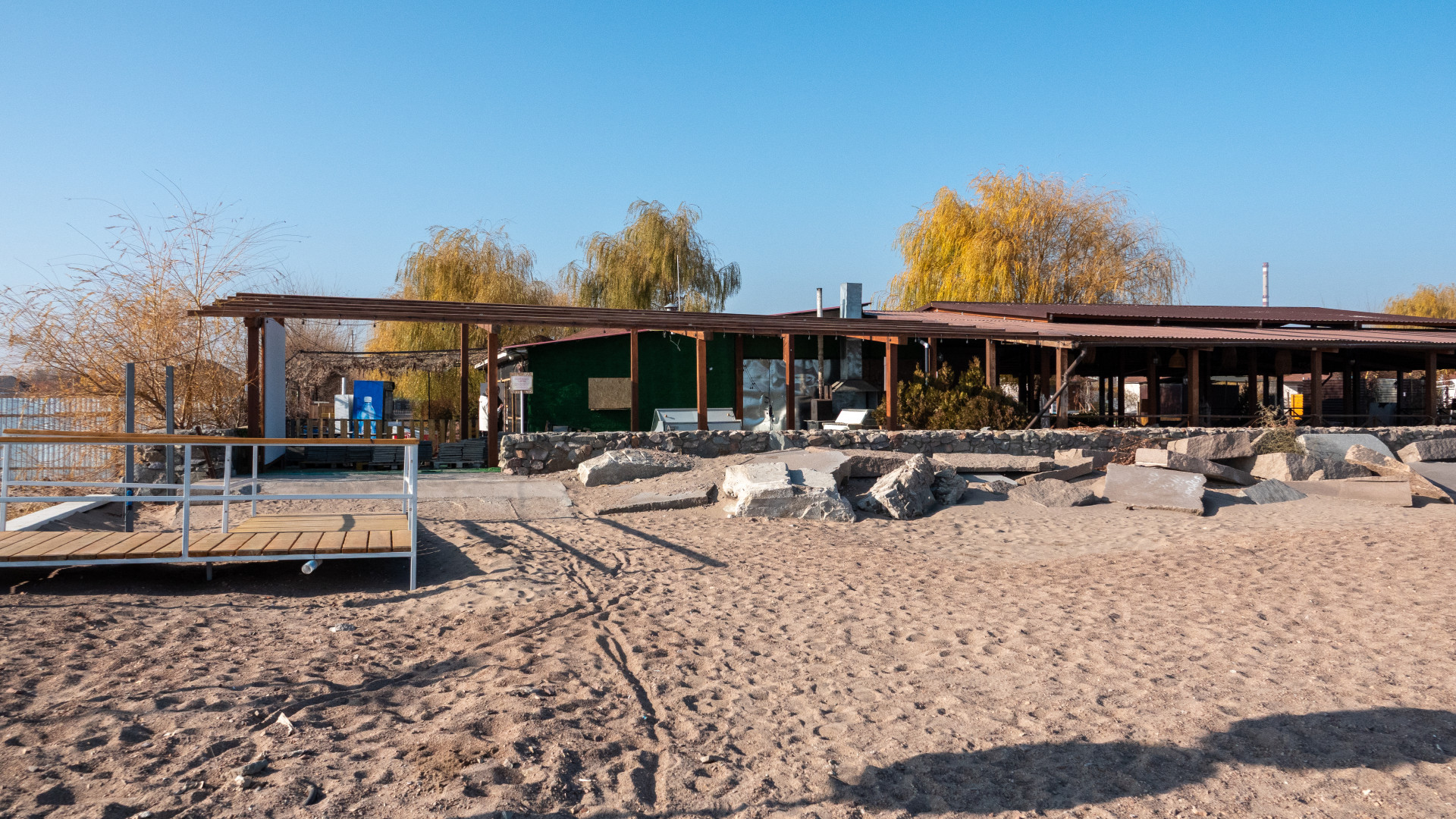 Заброшенные беседки и кафе на пляже Конаева