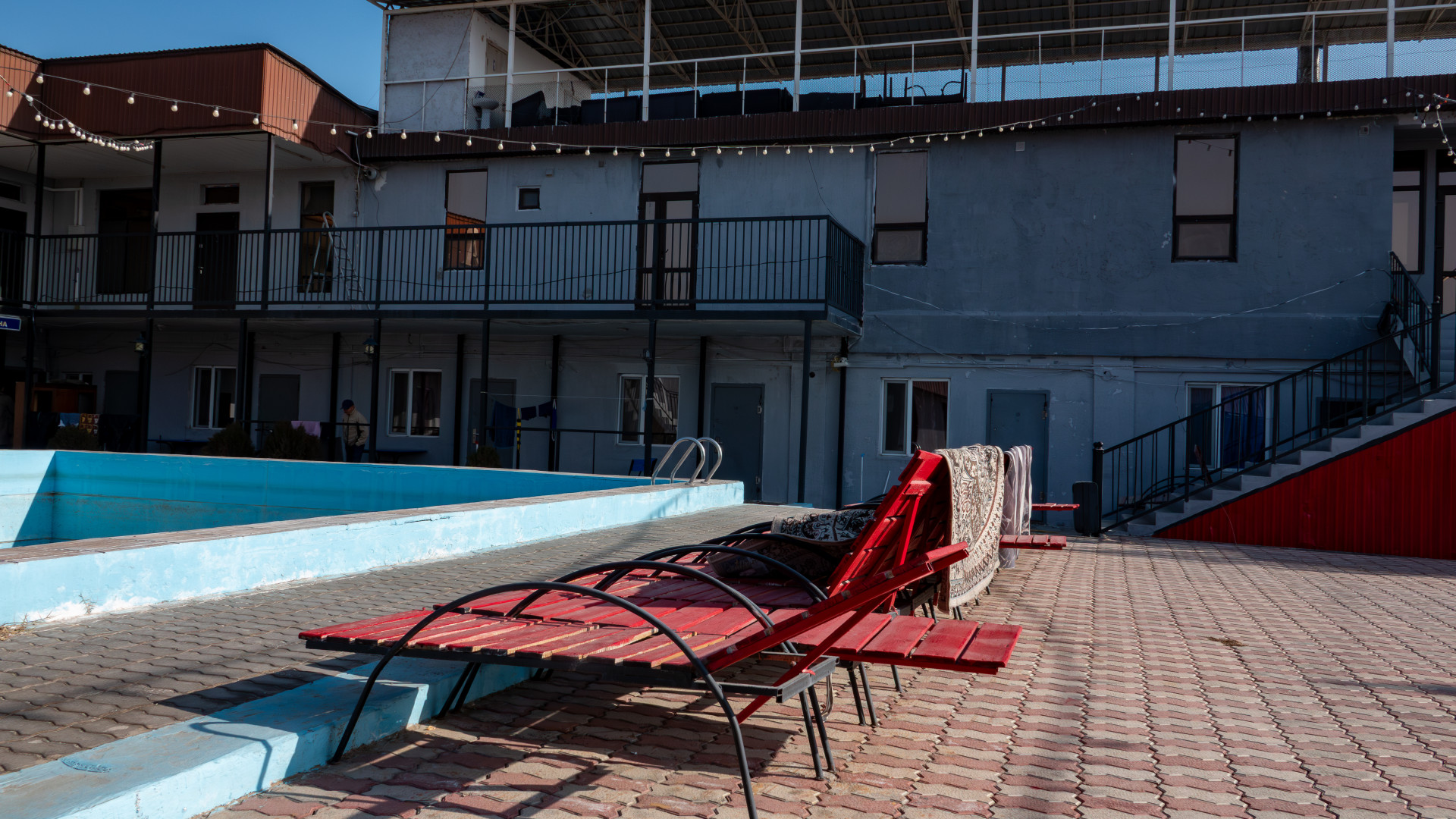 Пустая зона отдыха с шезлонгами в Конаеве вне сезона