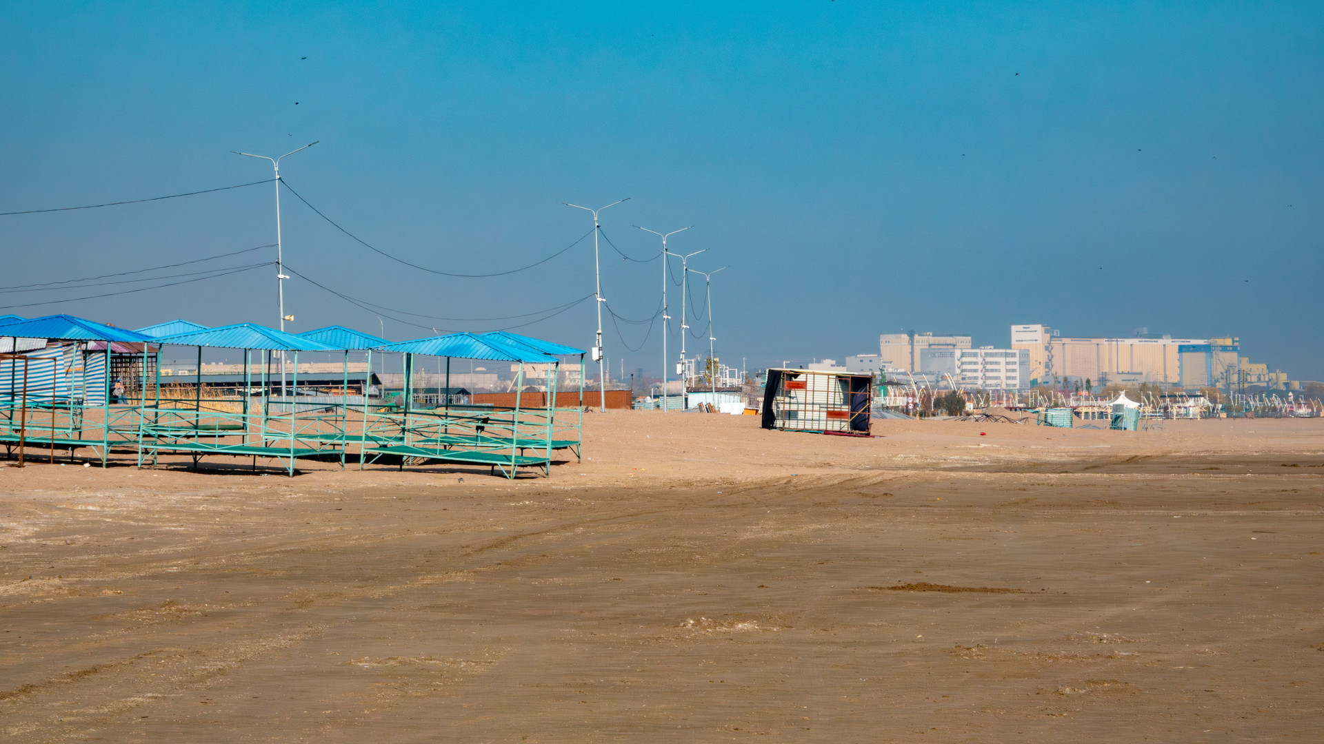 Пустой пляж Капшагая в осенний сезон