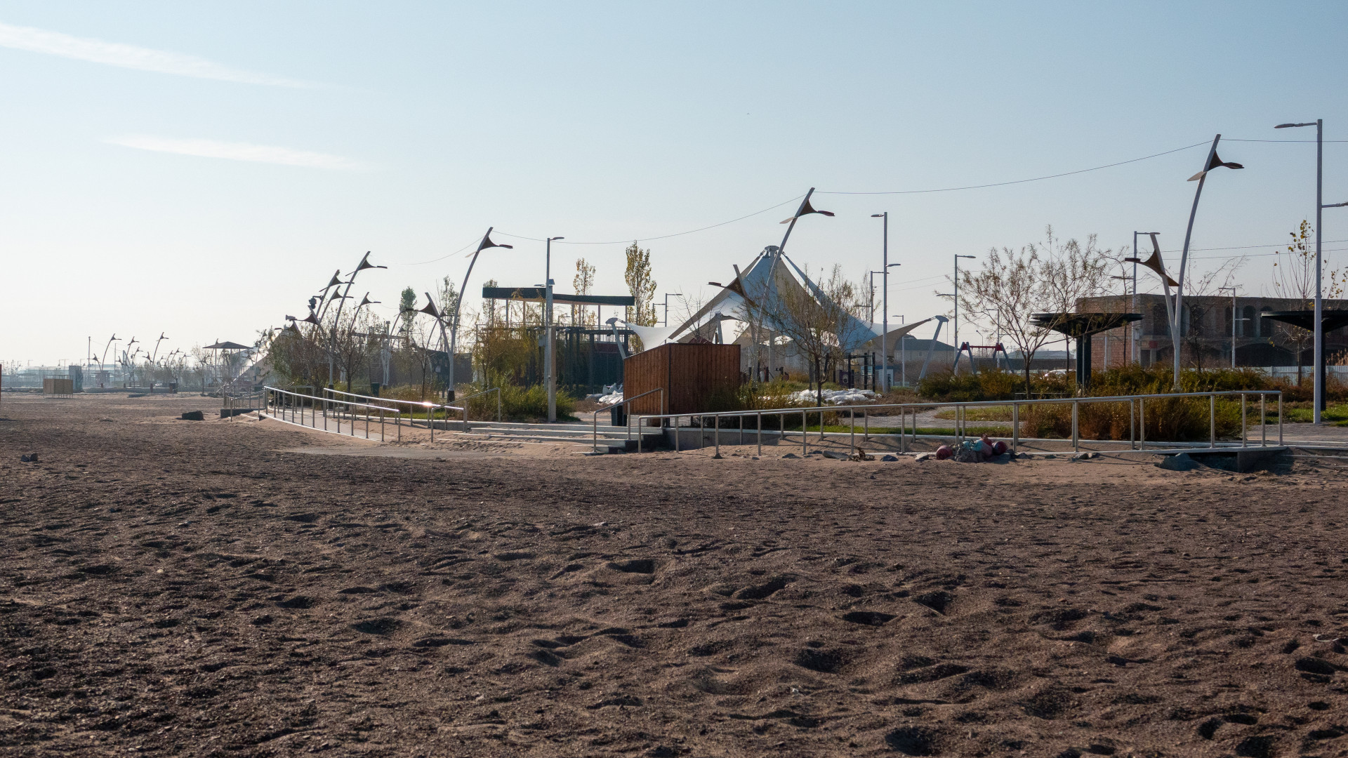 Заброшенные беседки и кафе на пляже Конаева осенью