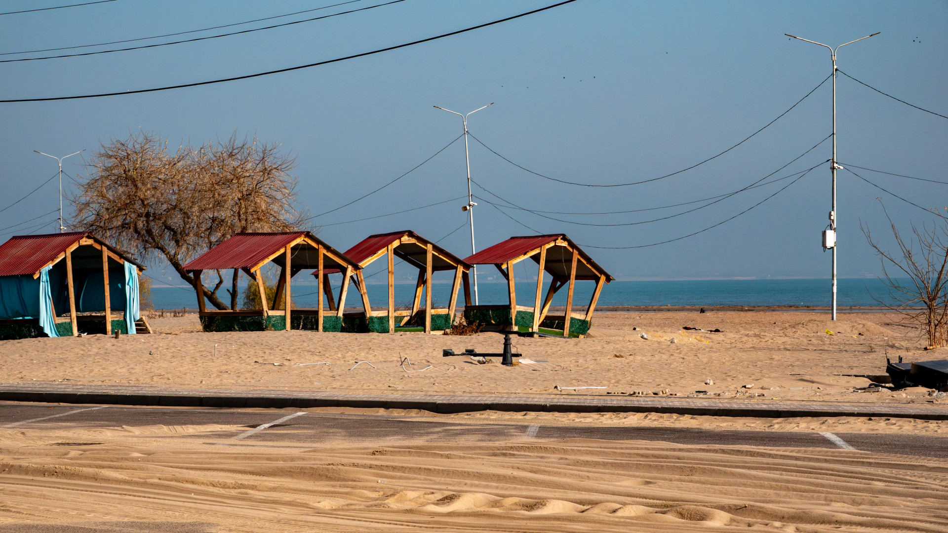 Пустой пляж Капшагая в осенний сезон часть2