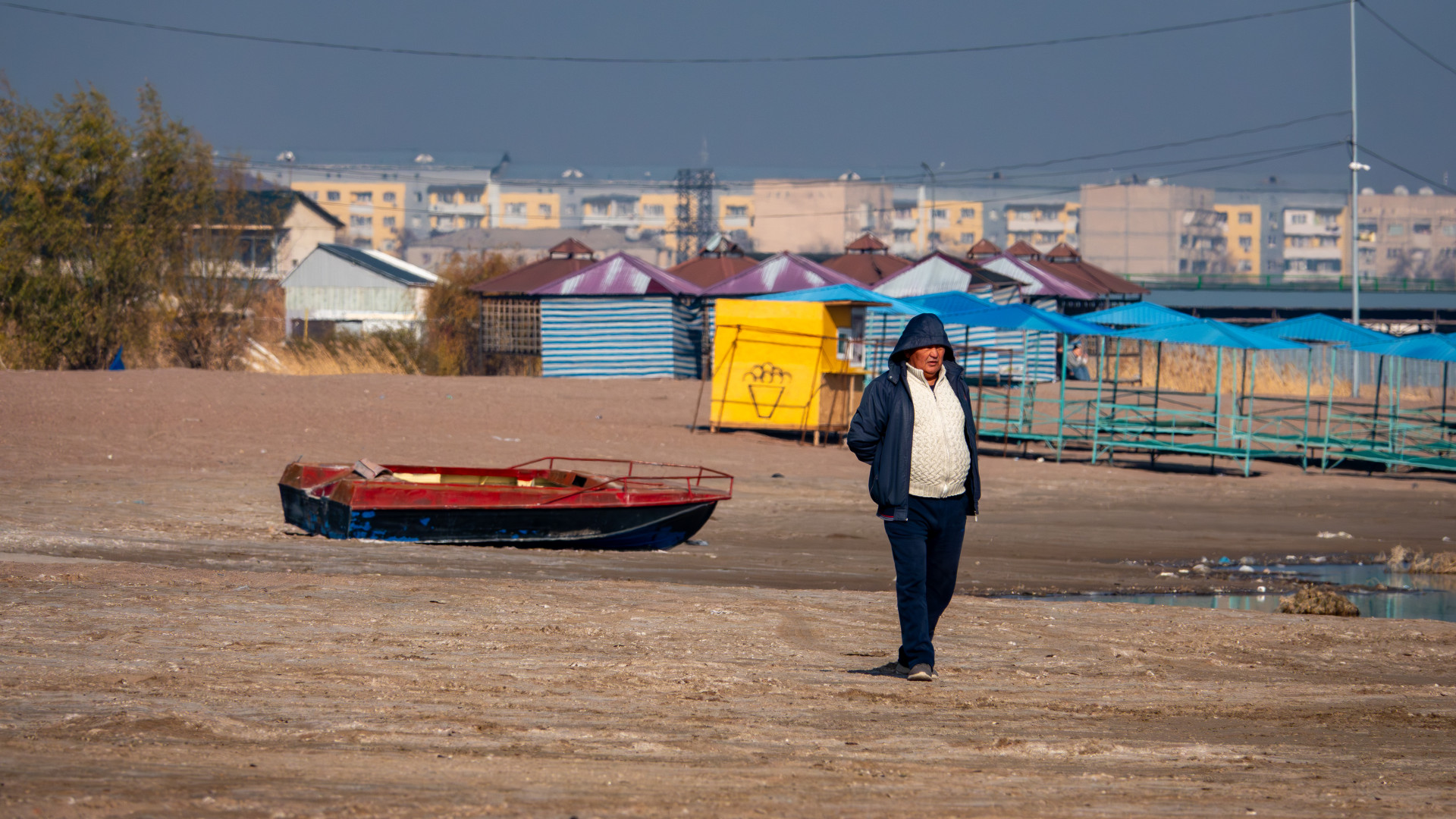 Заброшенные беседки и кафе на пляже Конаева зимой