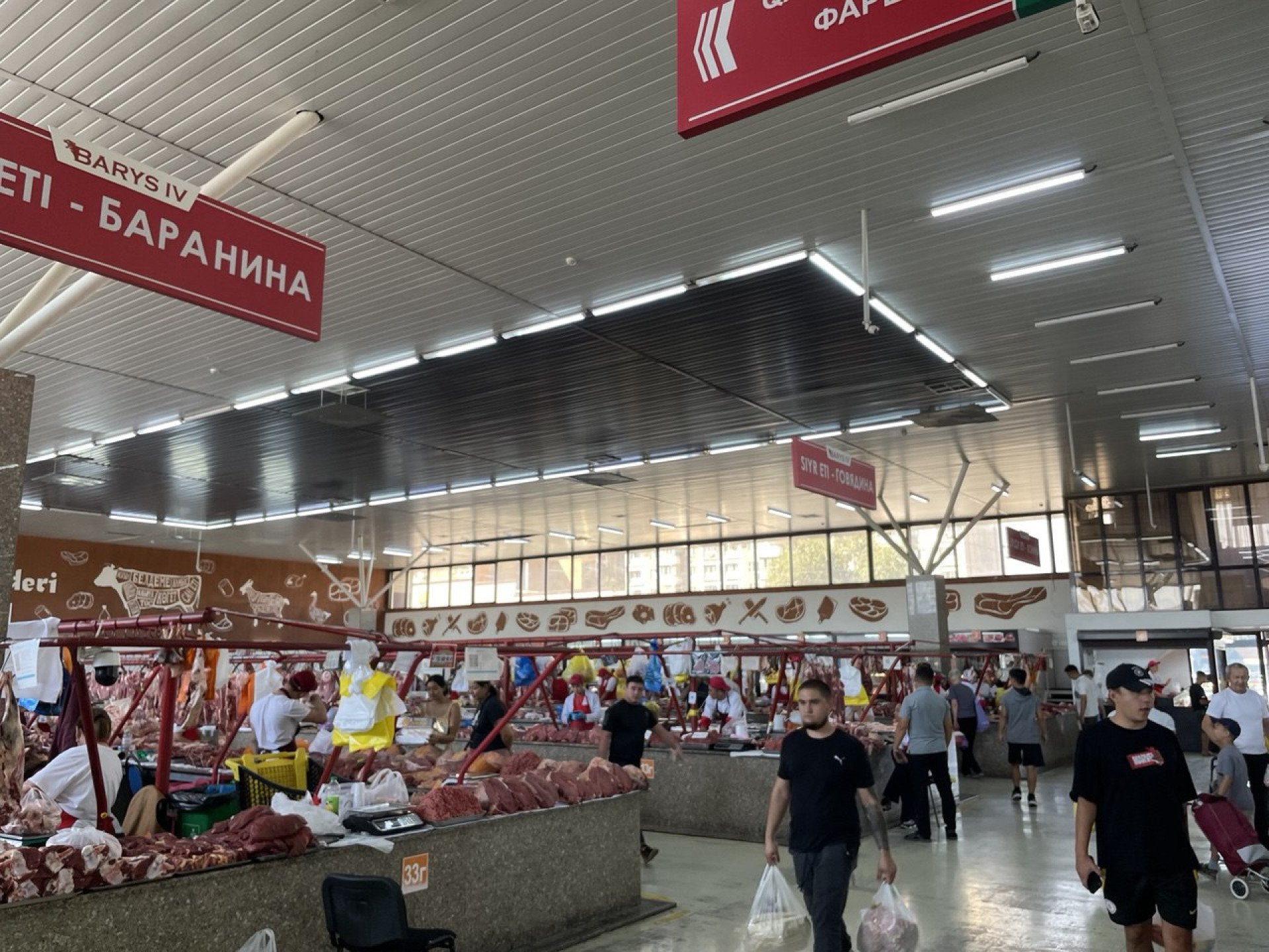 Мясные ряды на алматинском рынке