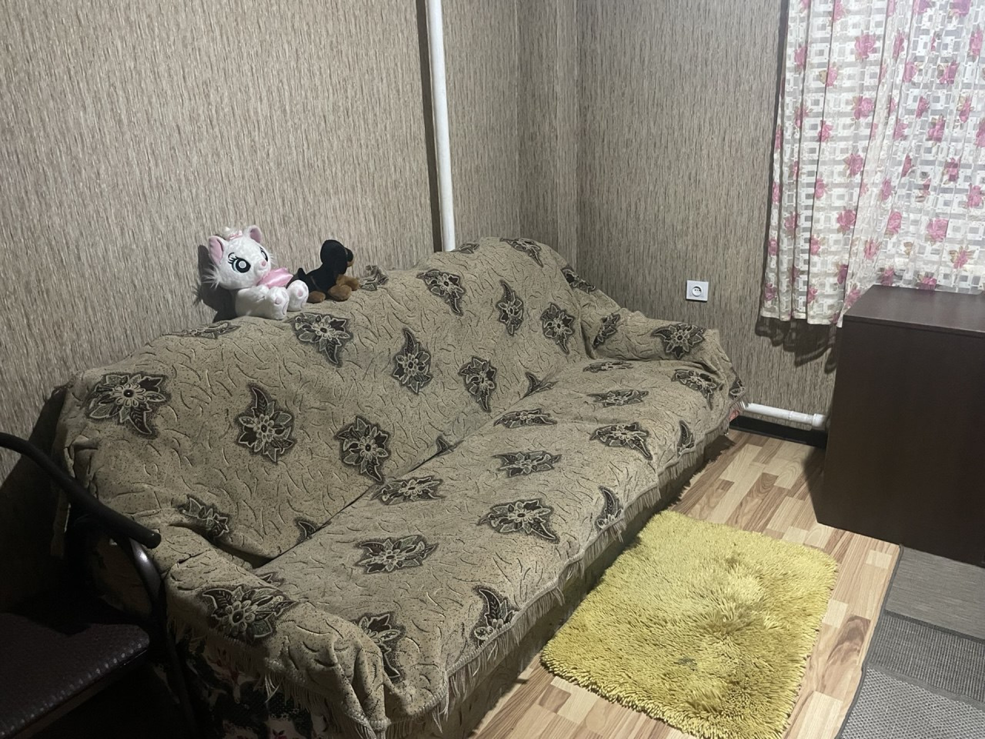 Диван в комнате в кризисном центре "Реванш". Фото: ©️ Tengrinews.kz