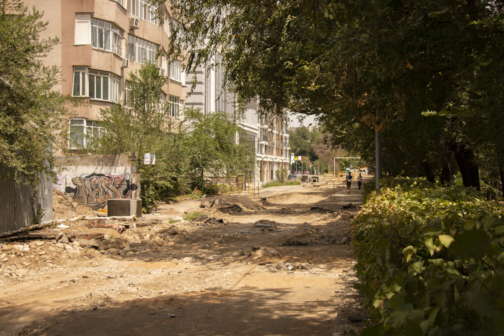 Одна из сторон улицы Бухар Жырау перерыта полностью, Алматы, июль 2025 года