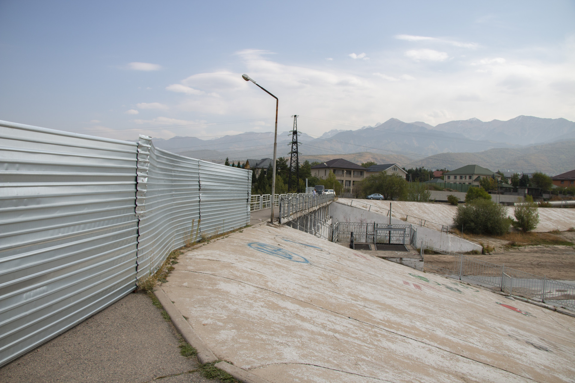 Забор, огораживающий стройплощадку, где ведётся рекоснтрукция Большой Алматинки, участок выше аль-Фараби 