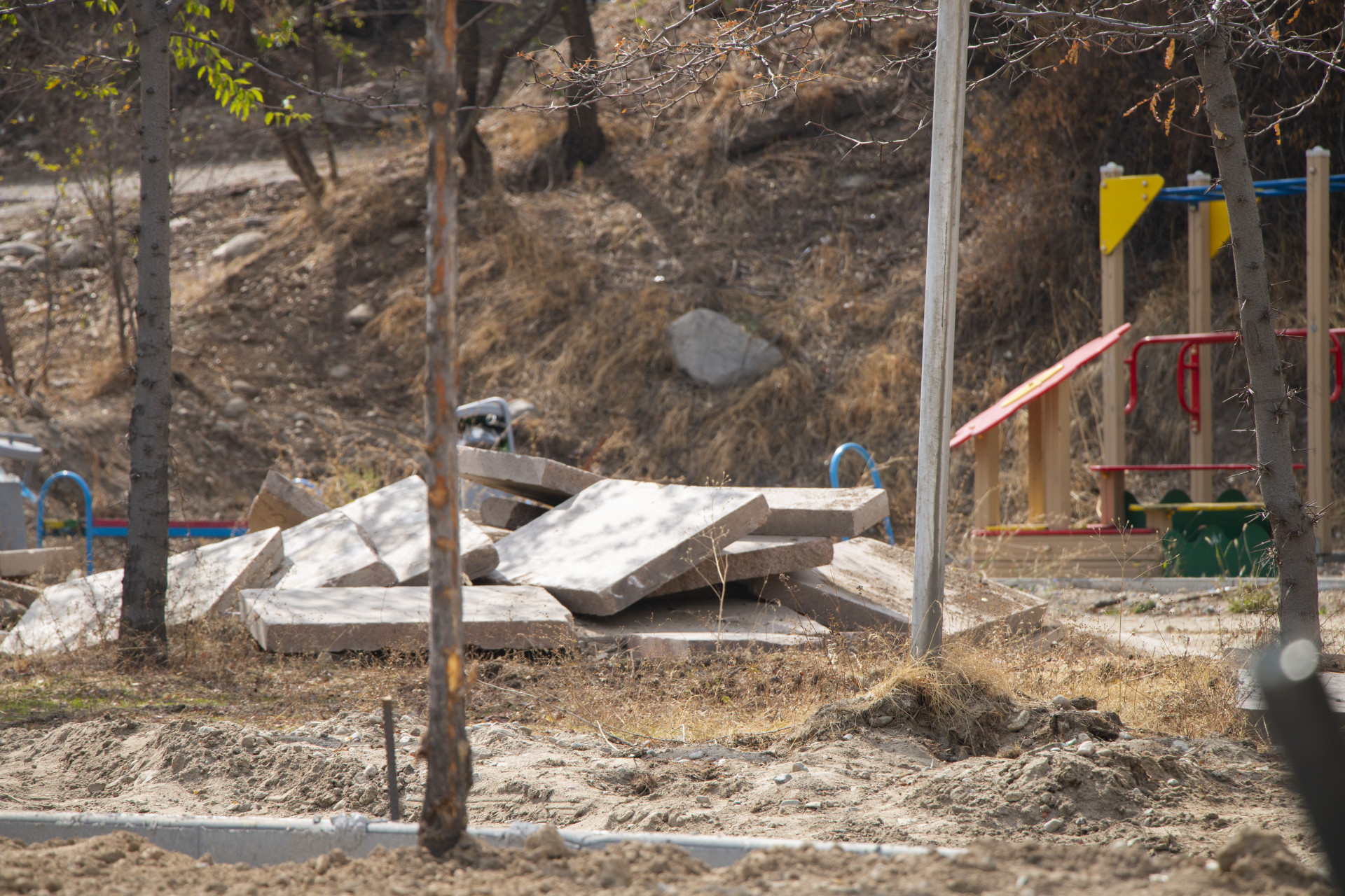 Берег Большой Алматинки, грязь, стройматериал, реконструкиця