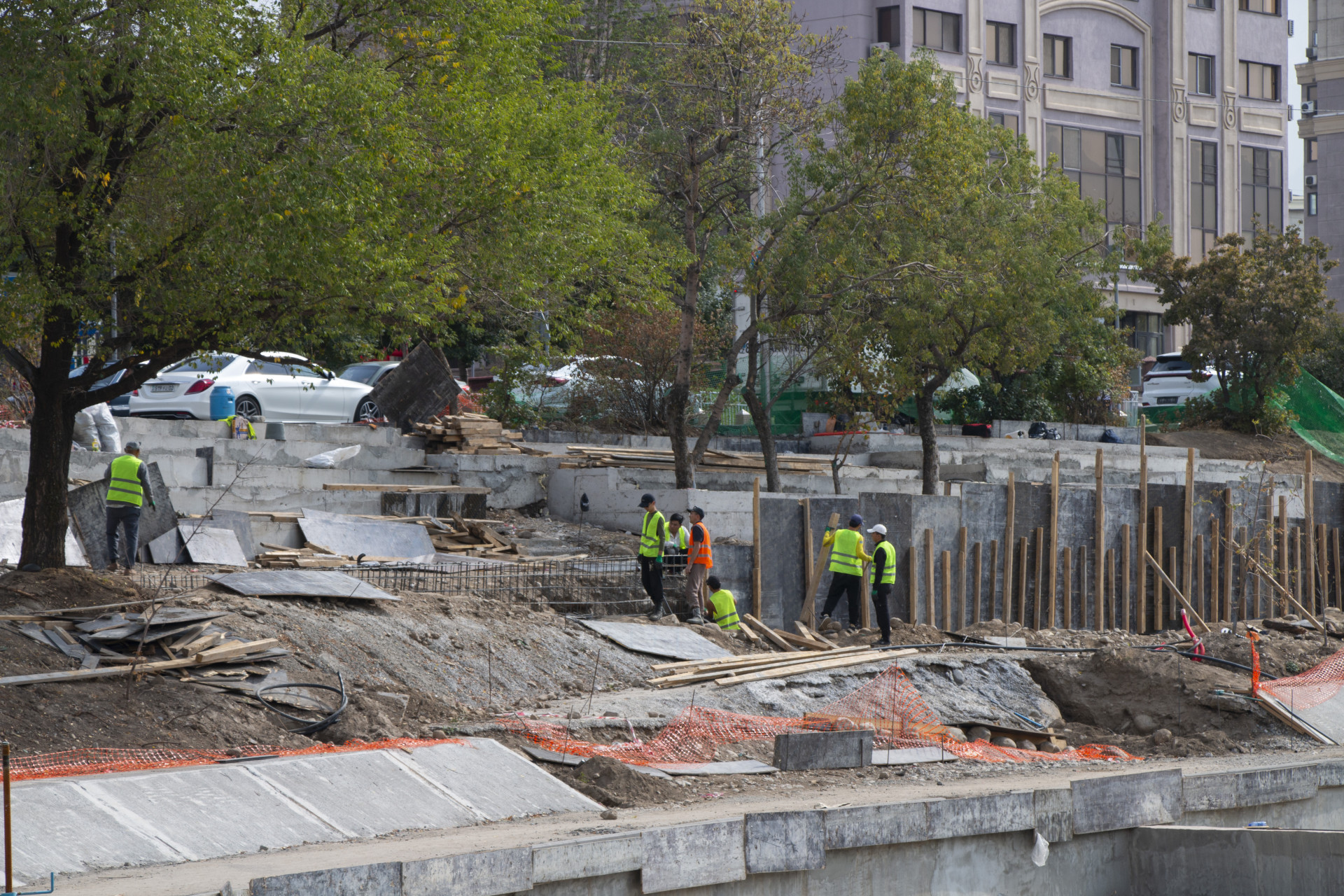 Рабочие возводят лестницы и пандусы для спуска к реке, реконструкция Большой Алматинки