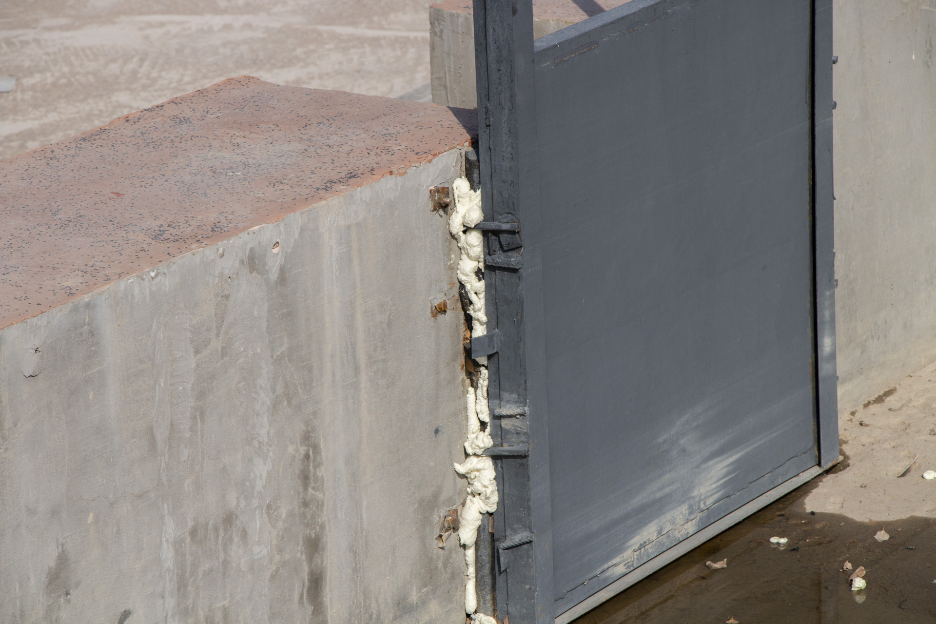 Железные затворы на каскадах Большой Алматинки закреплены обычной монтажной пеной, реконструкция, сентябрь 2025 г