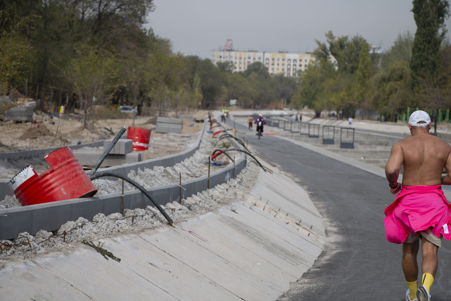 Бегун на набережной Большой Алматинки, где ведётся реконструкция, сентябрь 2025 года