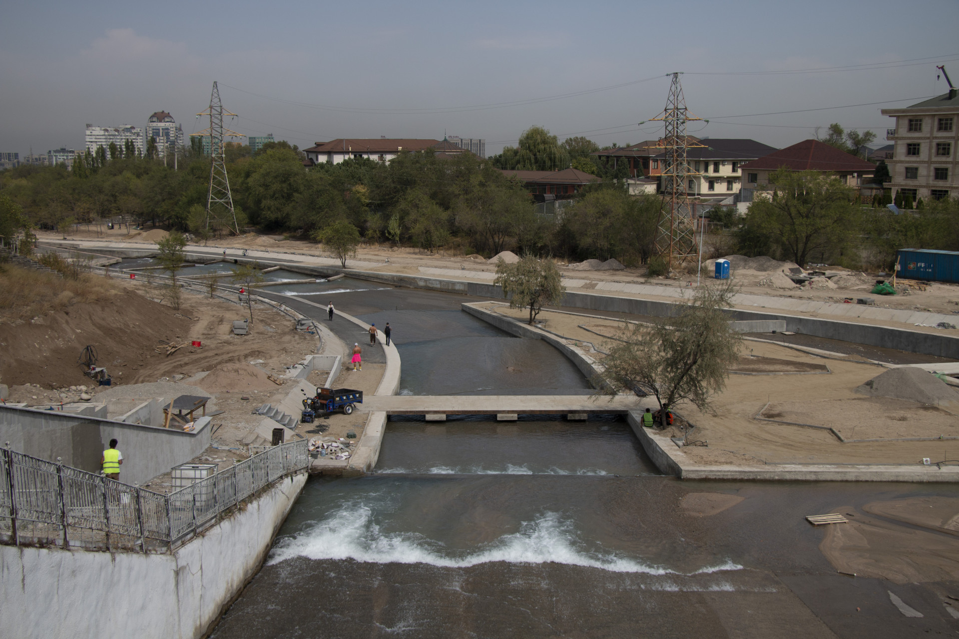 Вид на Большую Алматинку с пешеходного моста в районе аль-Фараби