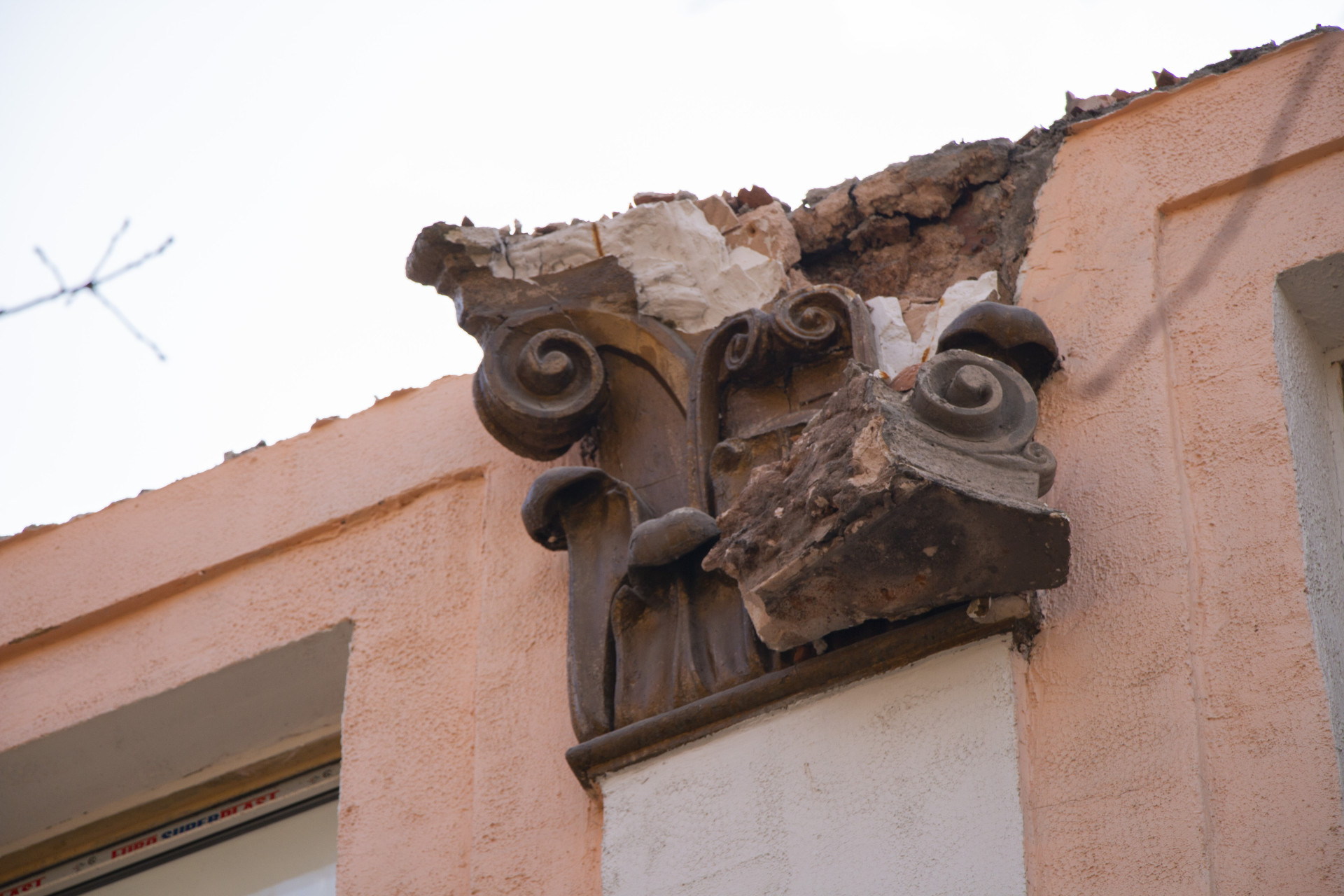 Фасад школы-гимназии №56 в Алматы 28 октября 2025 года