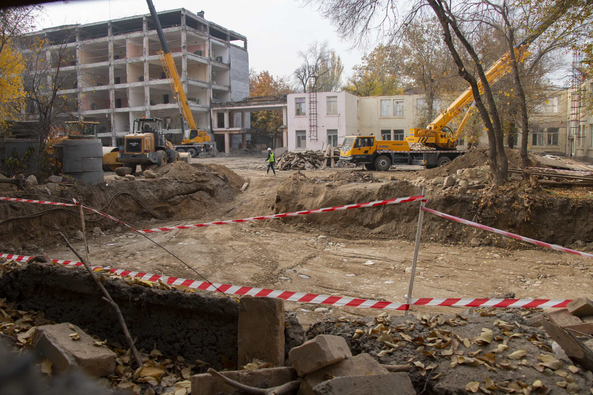 Котлован на территории школы-гимназии №56 в Алматы