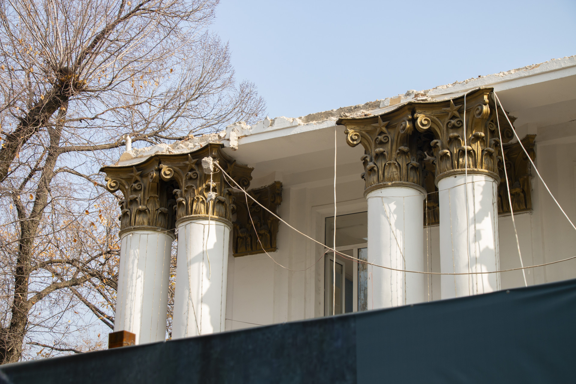 Фасад школы-гимназии №56 в Алматы 28 октября 2025 года