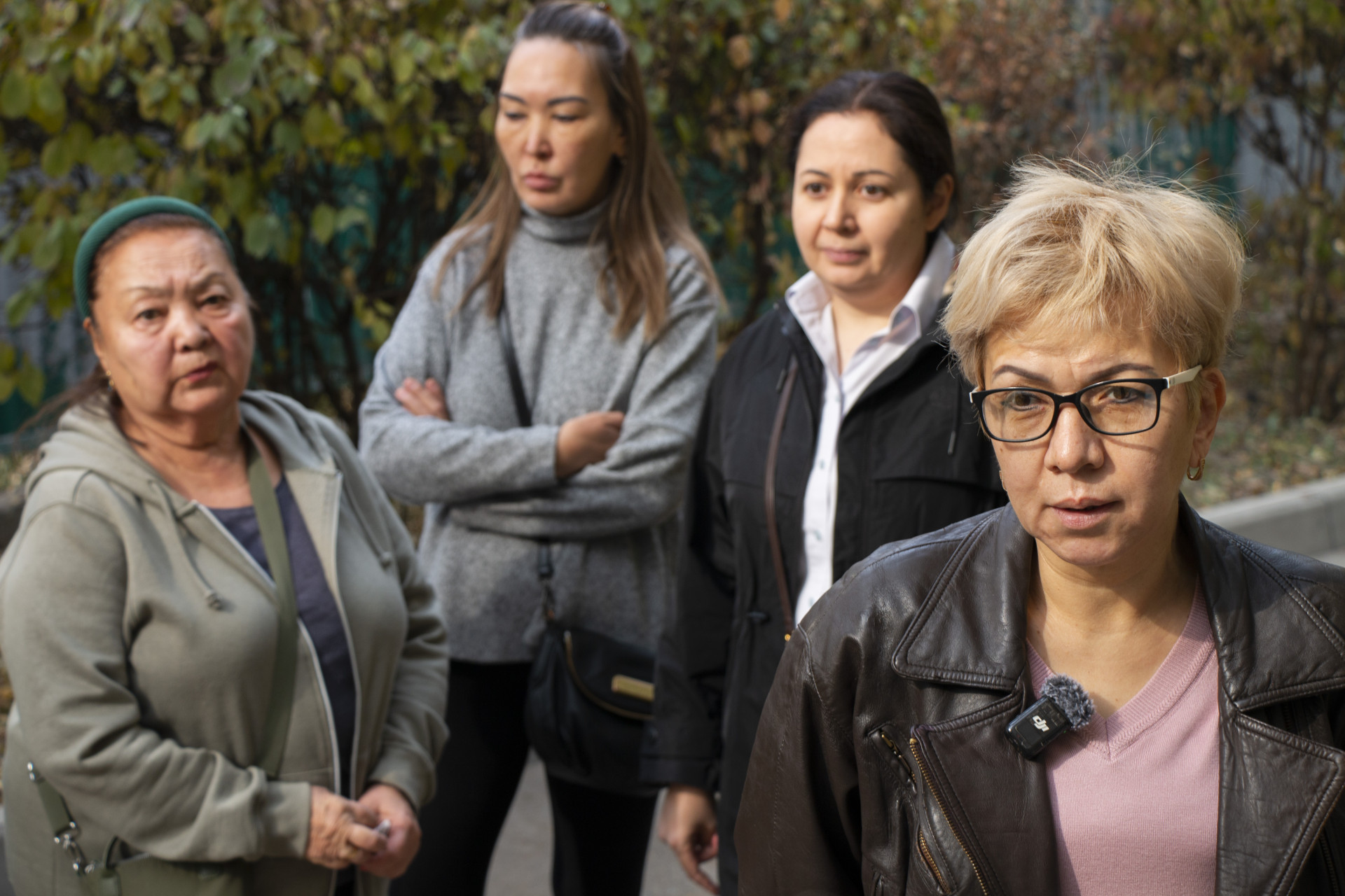 Жительницы дома, расположенного рядом со школой-гимназией №56 в Алматы