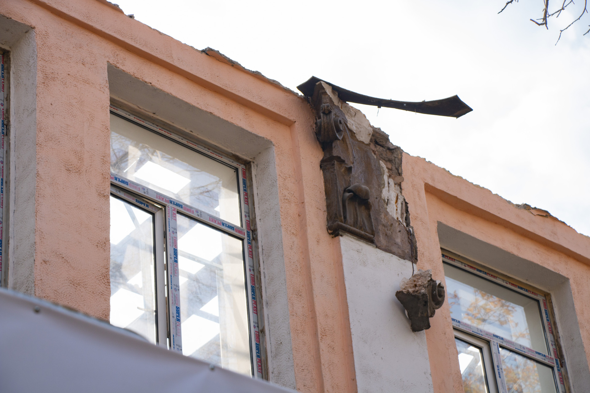 Фасад школы-гимназии №56 в Алматы 28 октября 2025 года