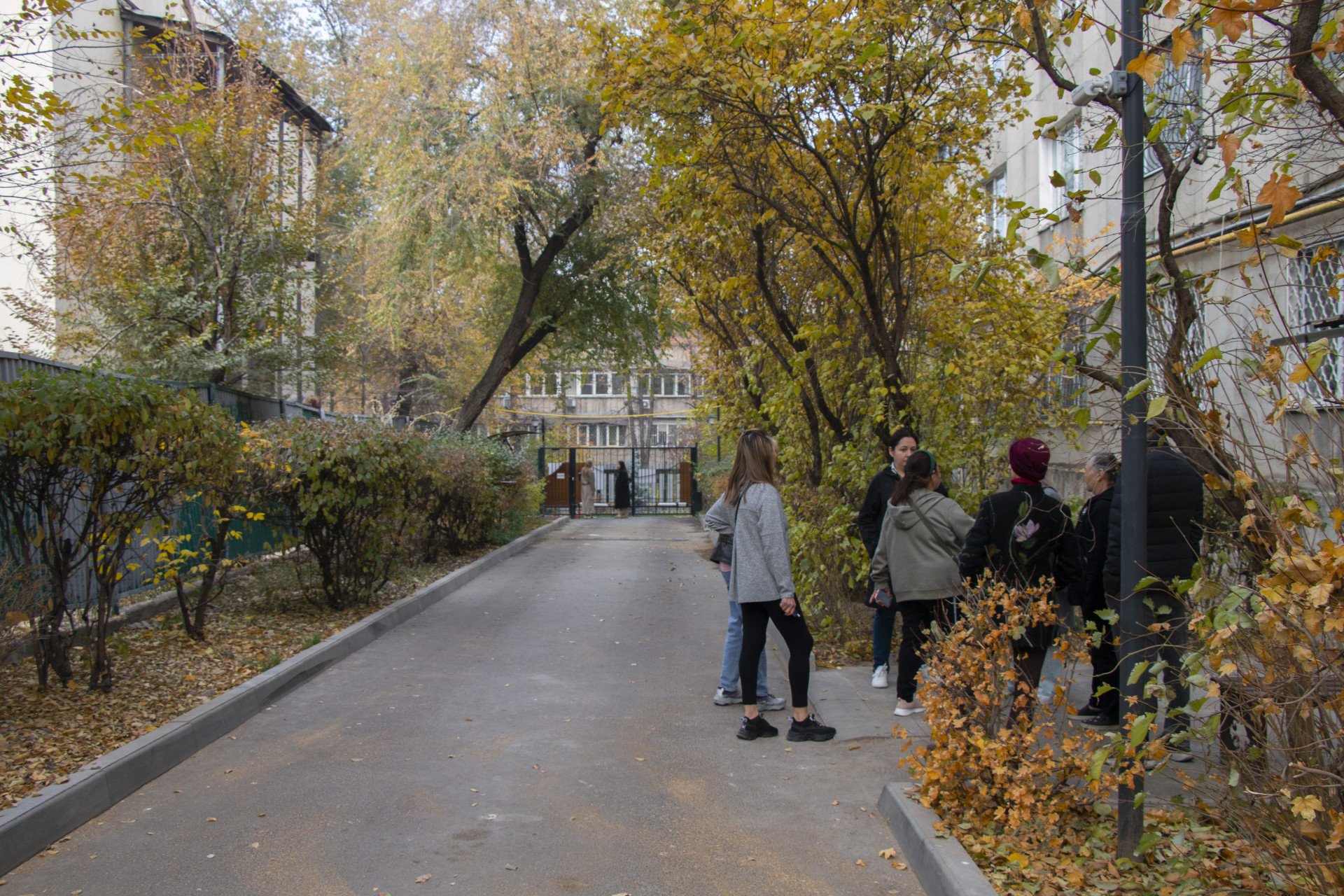 Двор дома, расположенного рядом со школой-гимназией №56 в Алматы