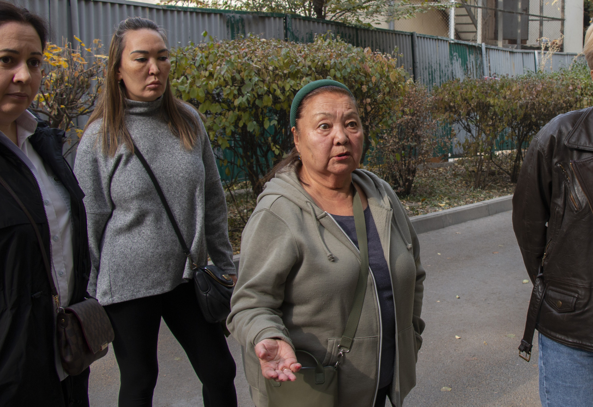 Жительница дома, расположенного рядом со школой-гимназией №56 в Алматы