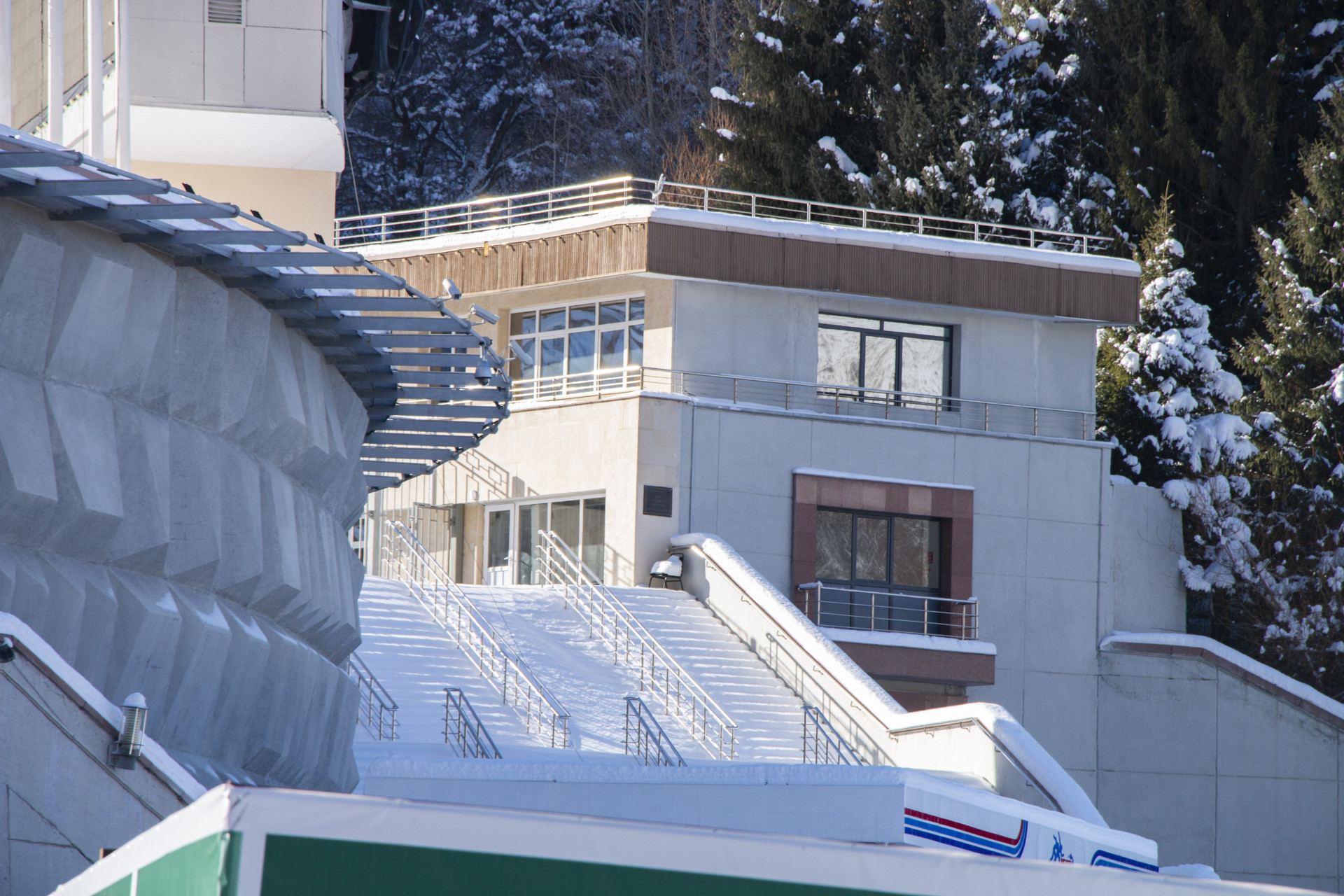 занесённые снегом ступени, ведущие к катку "Медеу", декабрь 2025 года